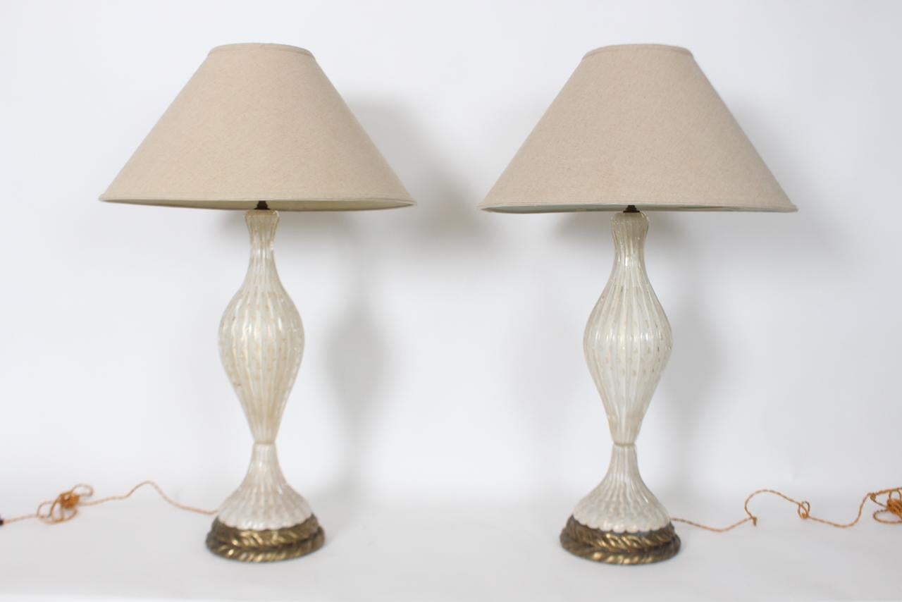 Hollywood Regency Lampade da tavolo alte in vetro a coste bianche e trasparenti di Murano con inclusioni d'oro in vendita