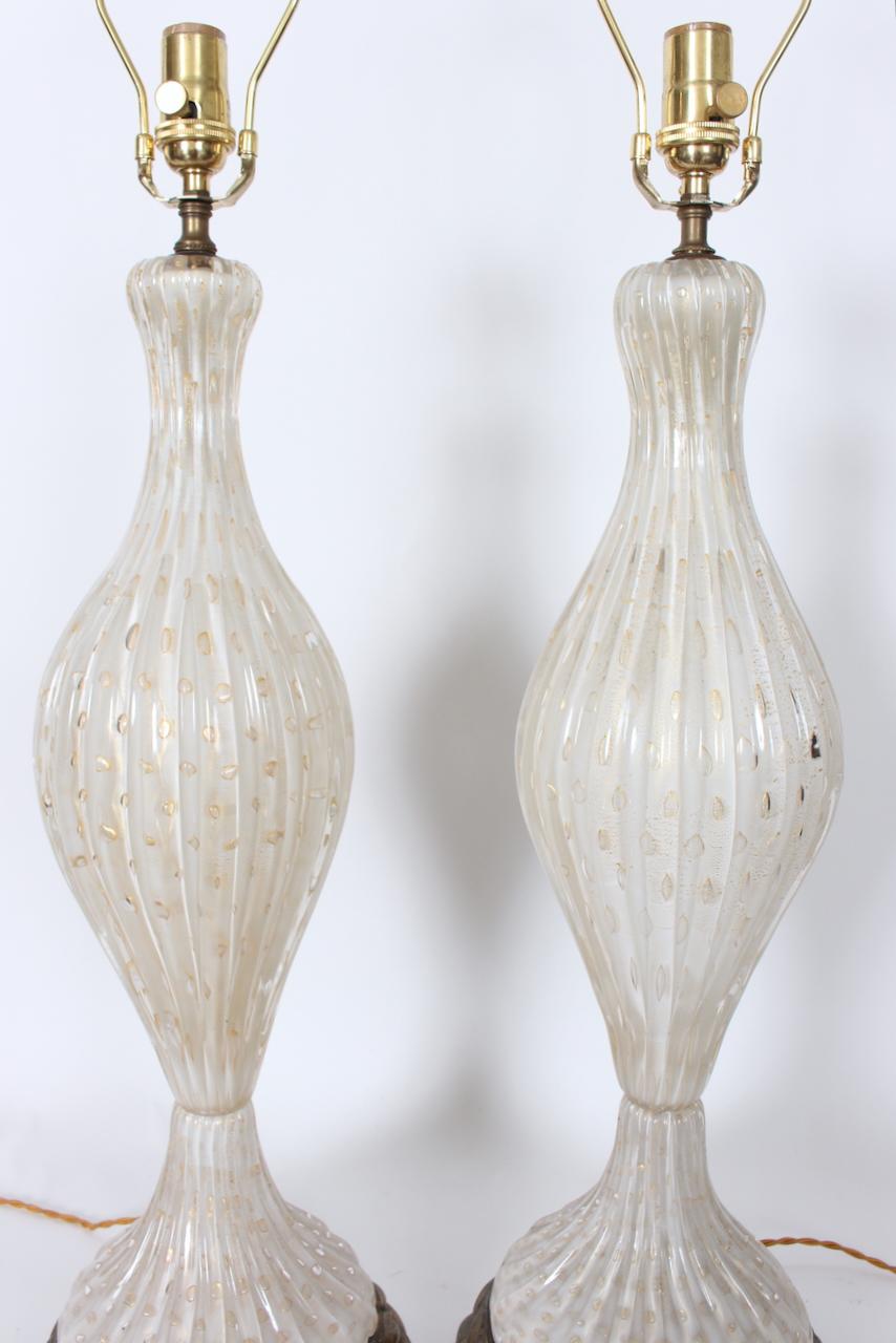 Ottone Lampade da tavolo alte in vetro a coste bianche e trasparenti di Murano con inclusioni d'oro in vendita