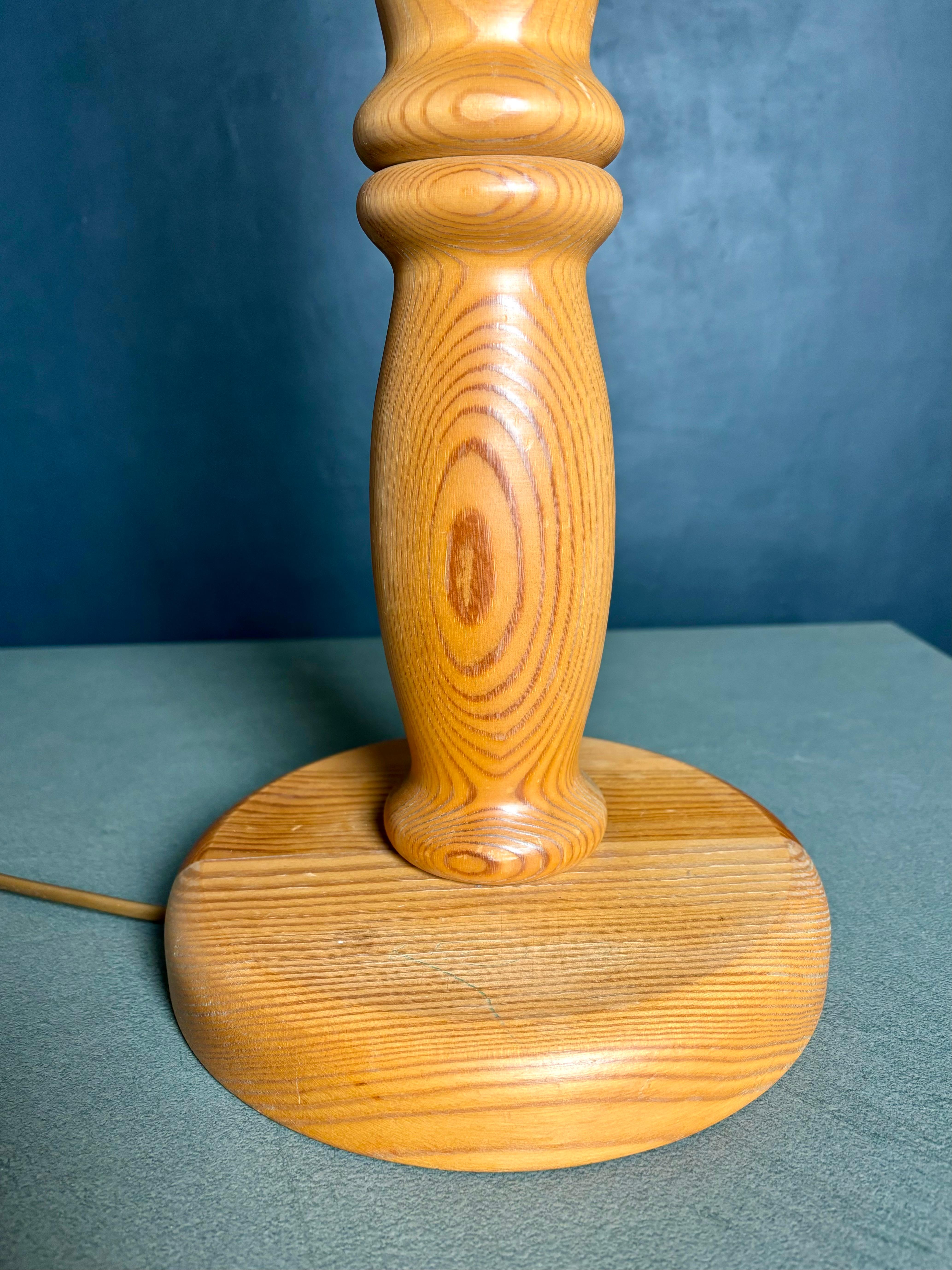Lampada da tavolo alta in legno di pino Markslöjd, Svezia, anni '60 in vendita 3