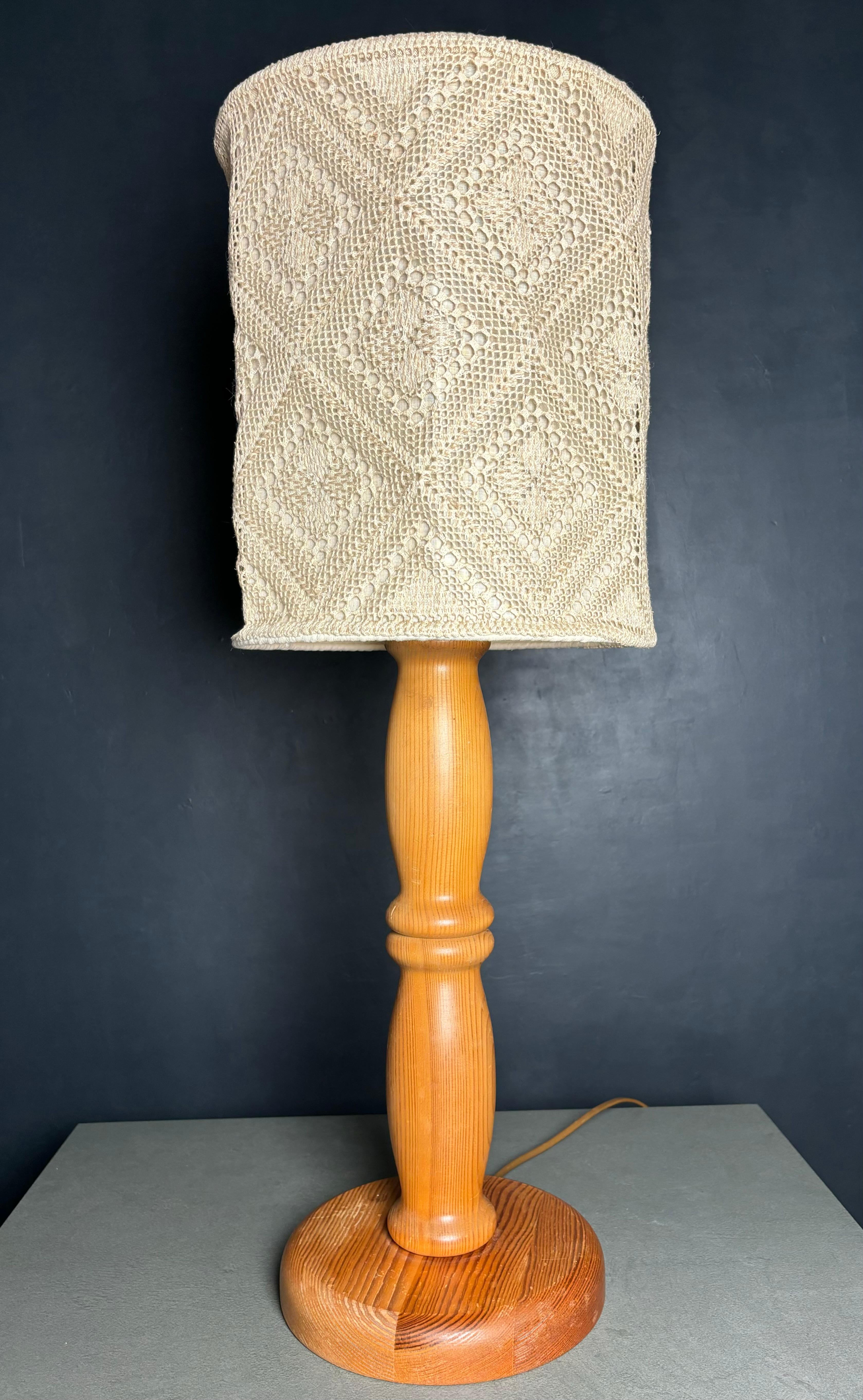 Lampada da tavolo alta in legno di pino svedese prodotta da Markslöjd negli anni '60. Paralume originale in tessuto all'uncinetto color sabbia chiaro, facilmente sostituibile se necessario. Etichetta sotto la base. Ottime condizioni vintage in linea
