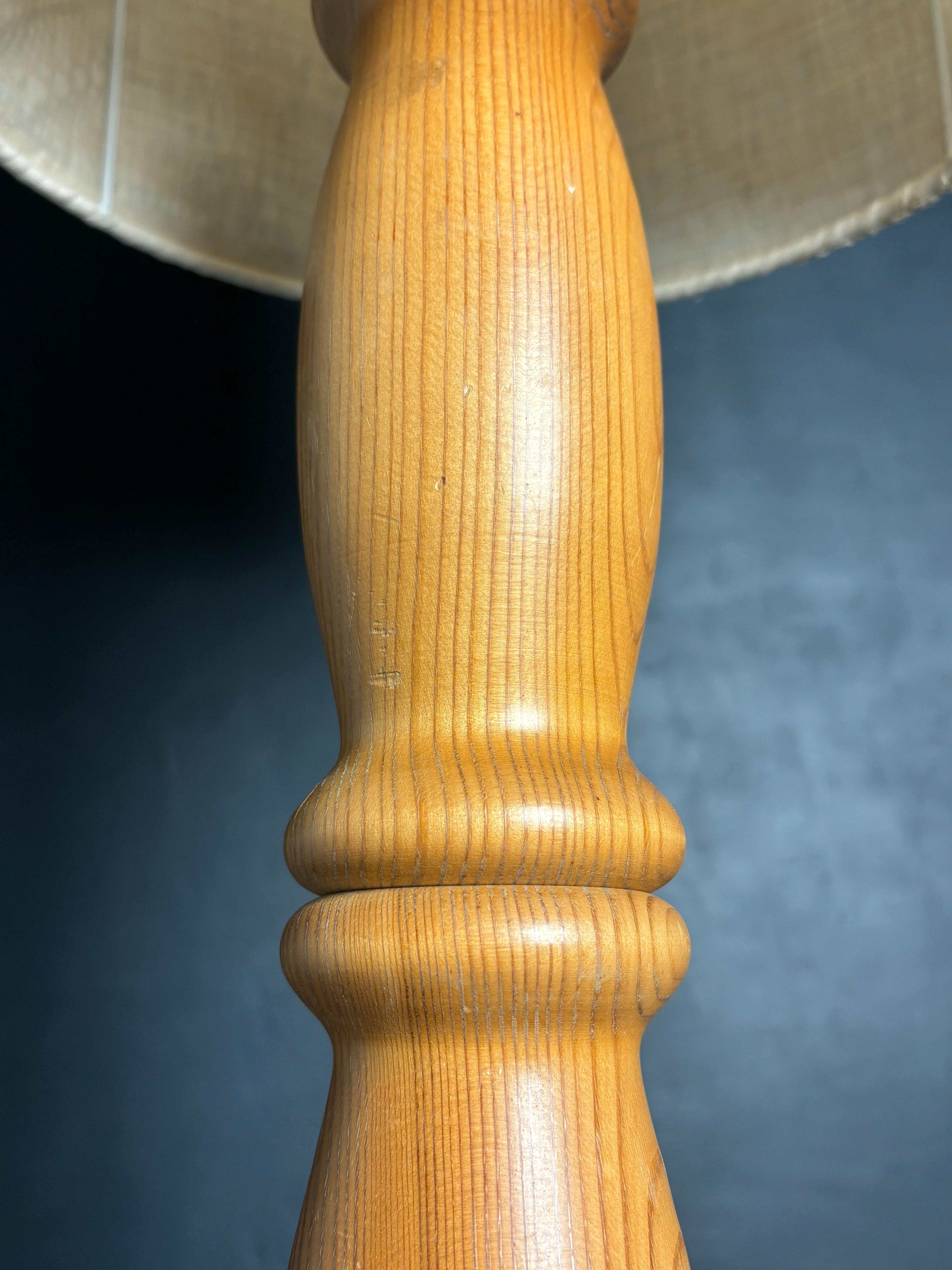 Scandinavo moderno Lampada da tavolo alta in legno di pino Markslöjd, Svezia, anni '60 in vendita