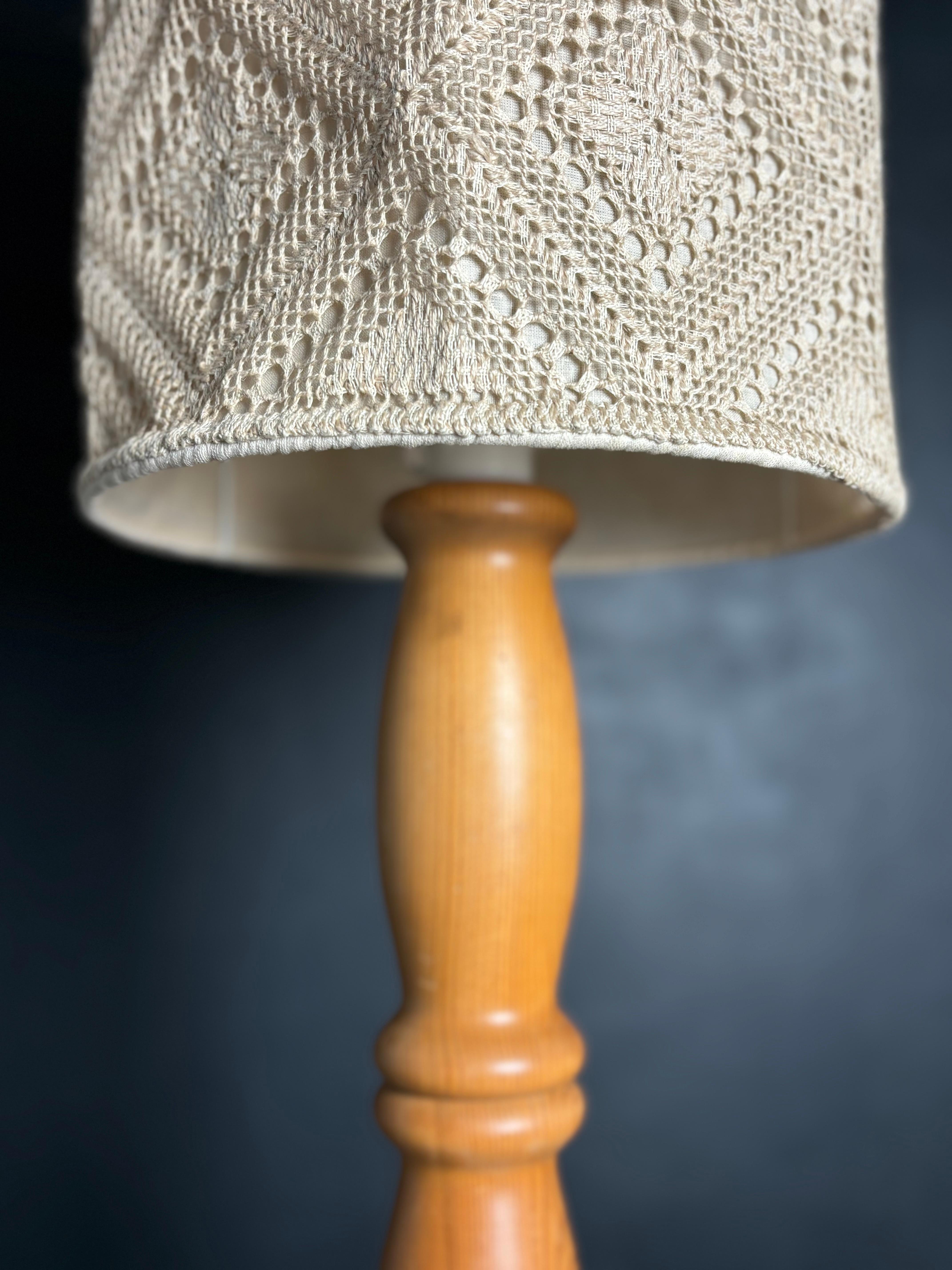 Annodato a mano Lampada da tavolo alta in legno di pino Markslöjd, Svezia, anni '60 in vendita