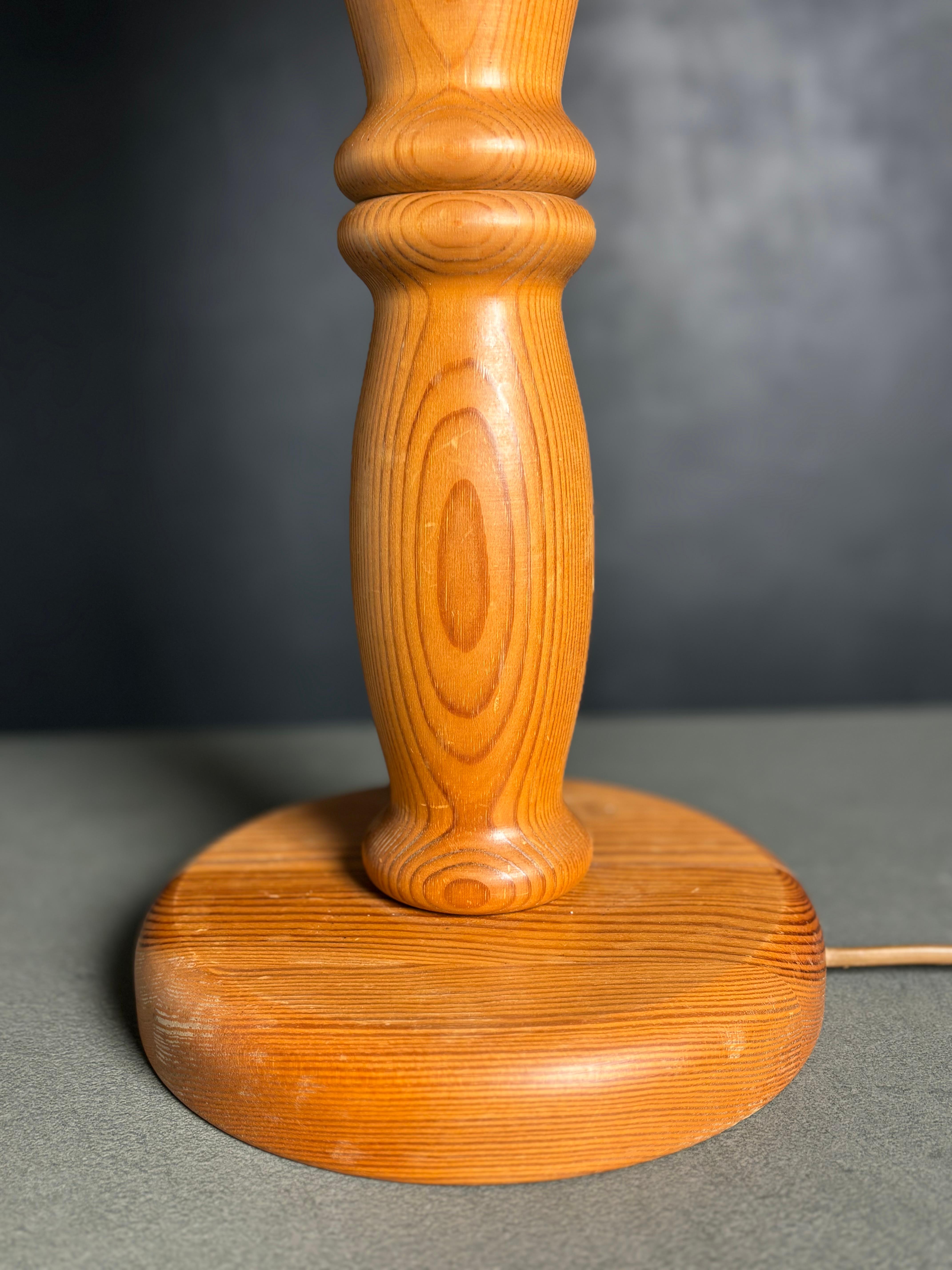 Lampada da tavolo alta in legno di pino Markslöjd, Svezia, anni '60 In condizioni buone in vendita a Copenhagen, DK