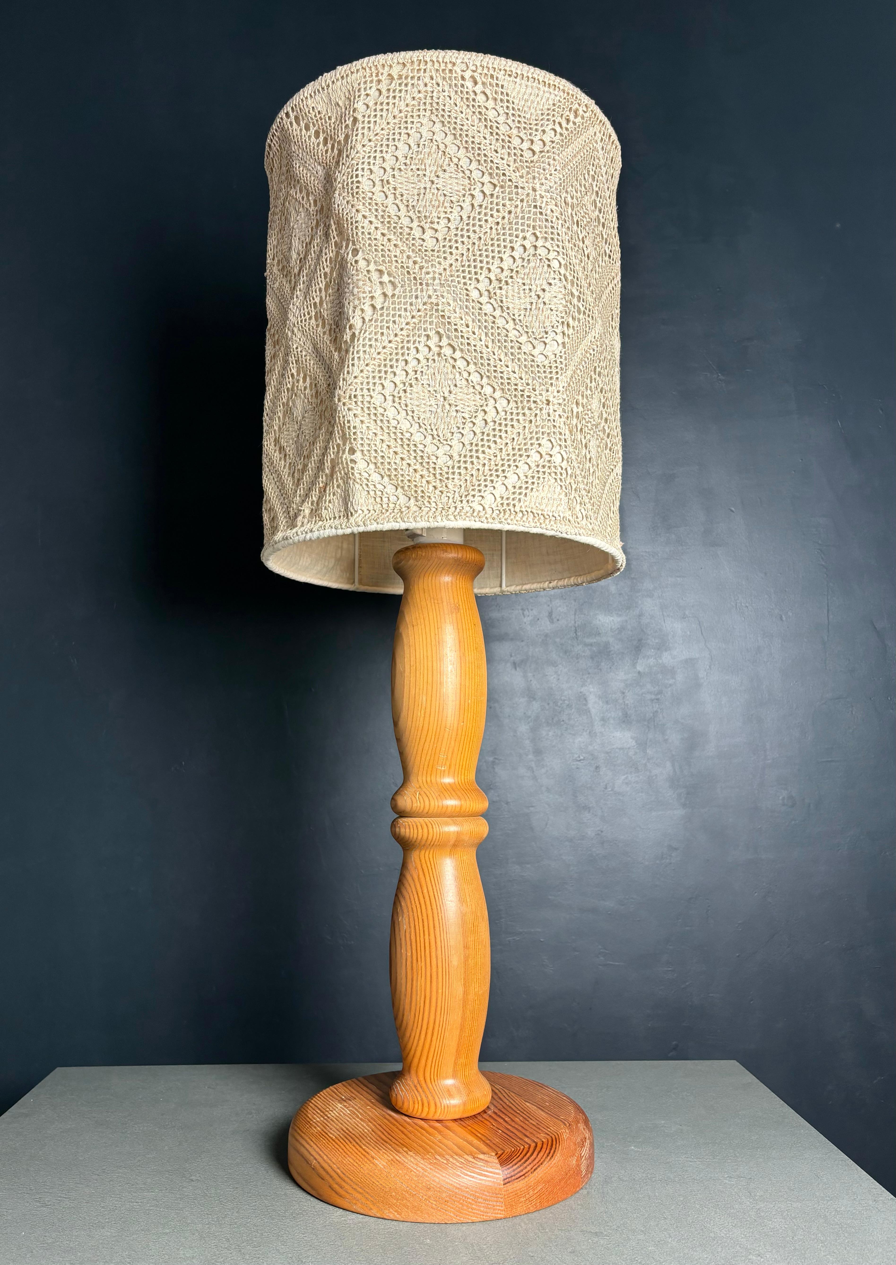 XX secolo Lampada da tavolo alta in legno di pino Markslöjd, Svezia, anni '60 in vendita