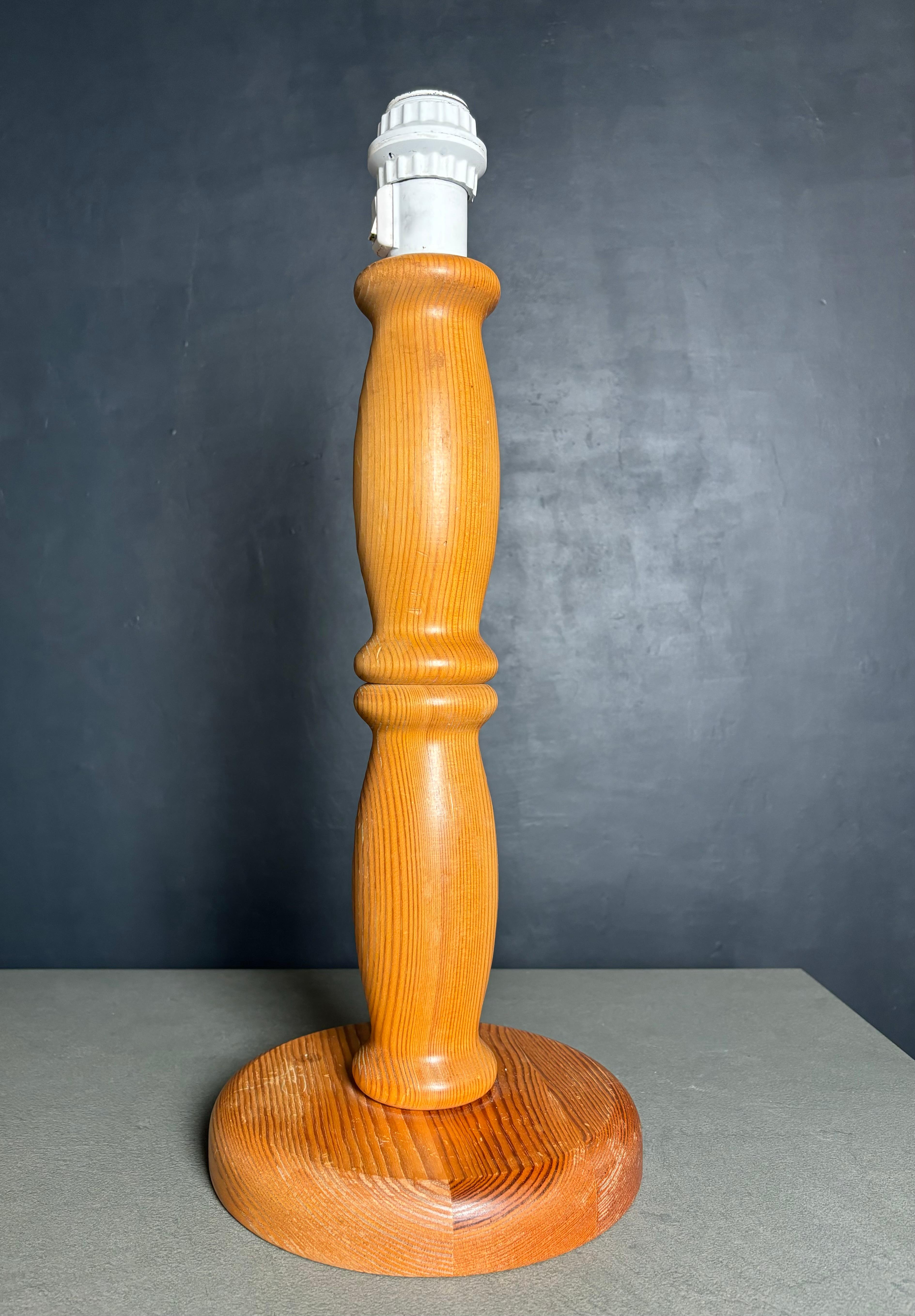 Pino Lampada da tavolo alta in legno di pino Markslöjd, Svezia, anni '60 in vendita