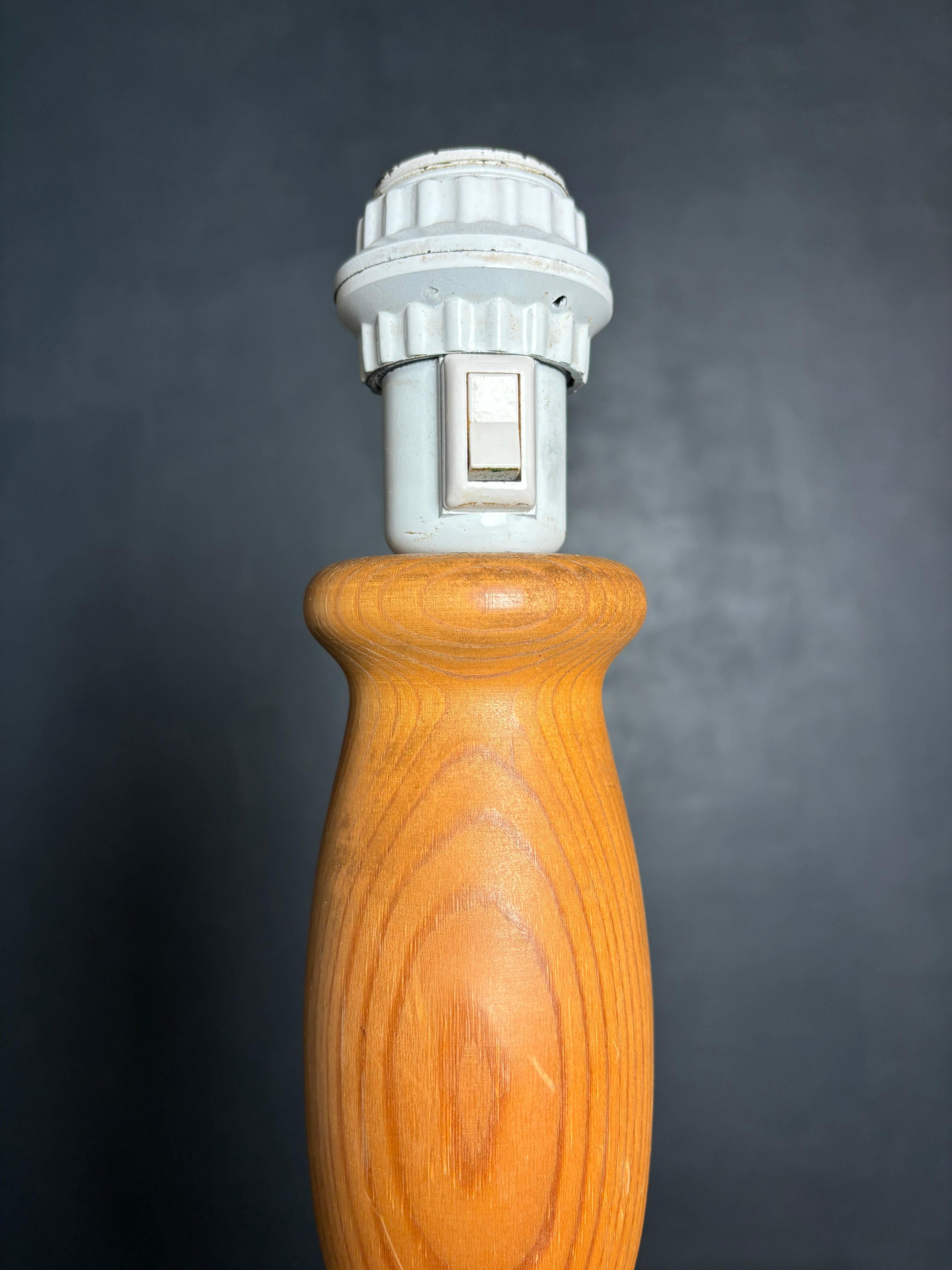 Lampada da tavolo alta in legno di pino Markslöjd, Svezia, anni '60 in vendita 1