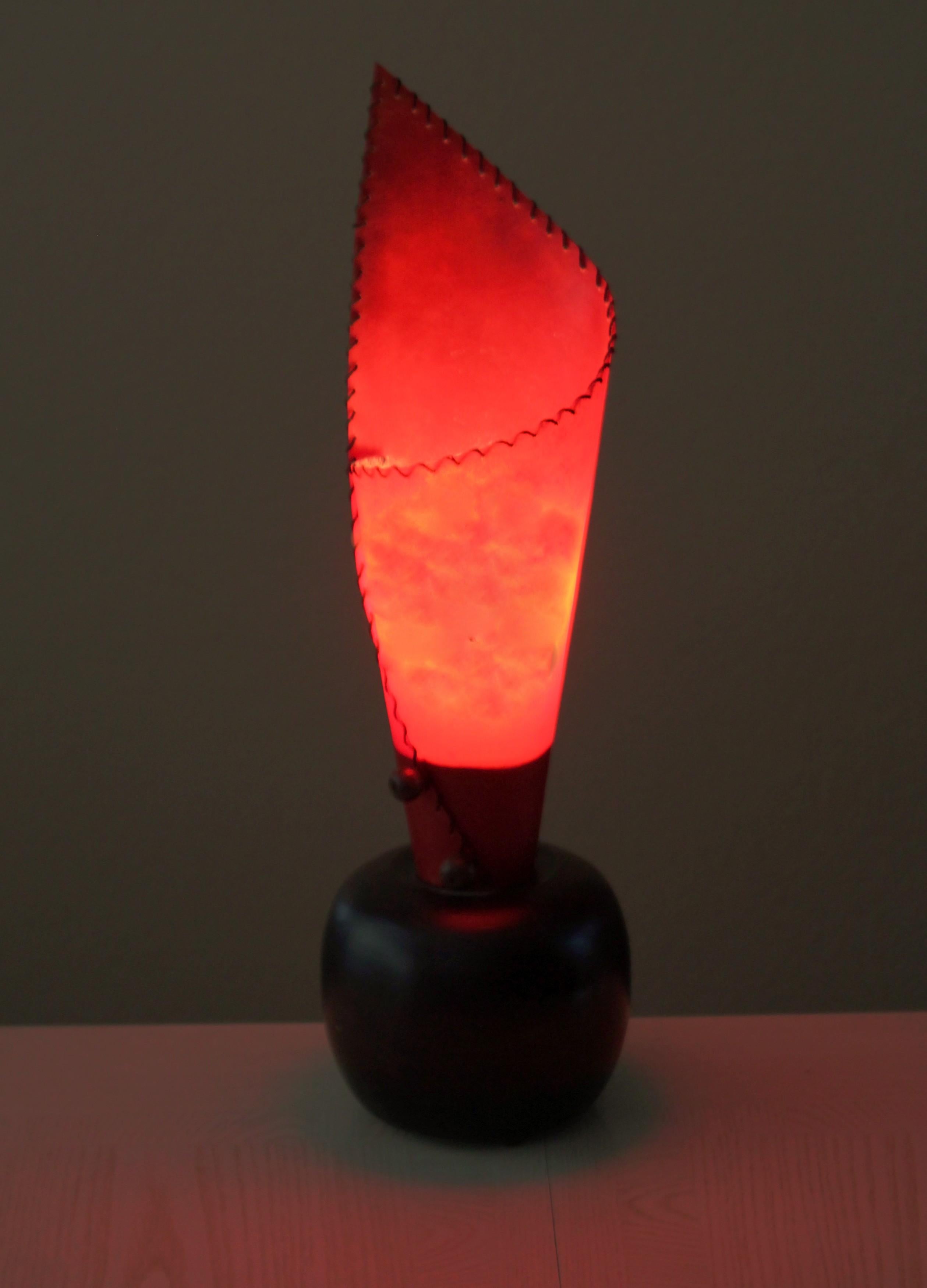 Fait main Grande lampe de bureau post-moderne en fibre de verre rouge Sottsass Memphis Era des années 1980 en vente