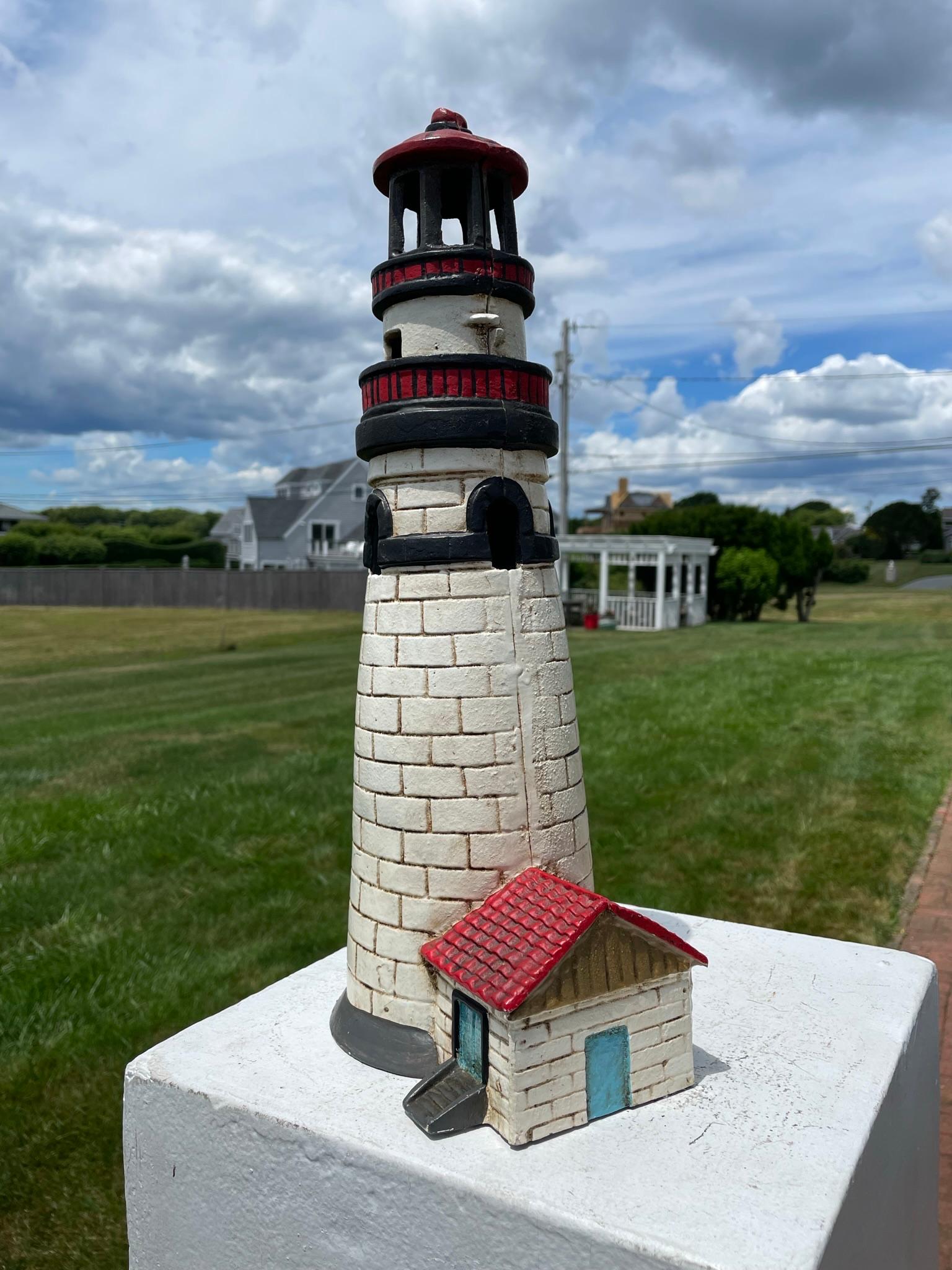 Farol alto y macizo de casa antigua pintado a mano en rojo y blanco Showa en venta