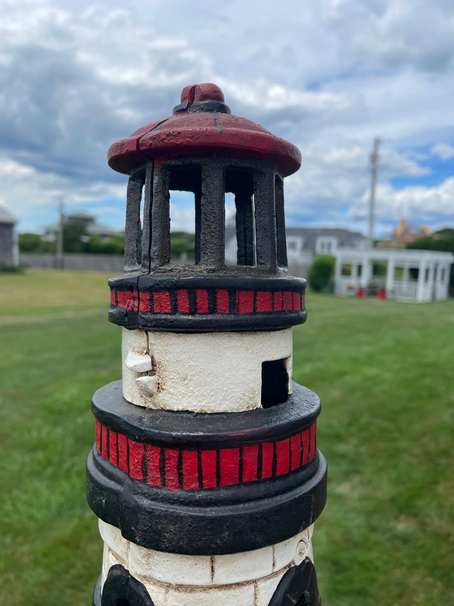 Grande lanterne de grande taille Old Light House peinte à la main en rouge et blanc Bon état - En vente à South Burlington, VT