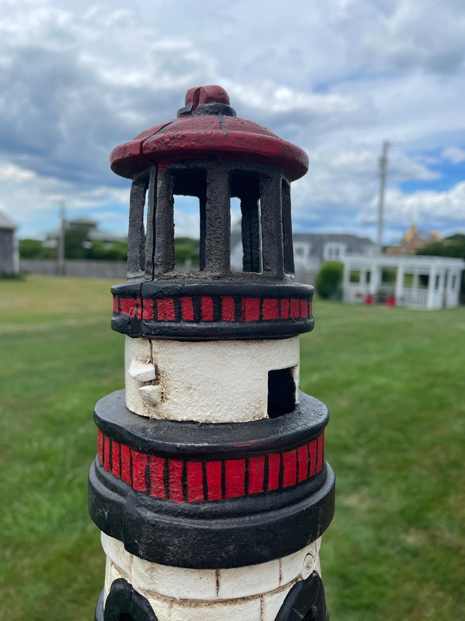 Farol alto y macizo de casa antigua pintado a mano en rojo y blanco siglo XX en venta
