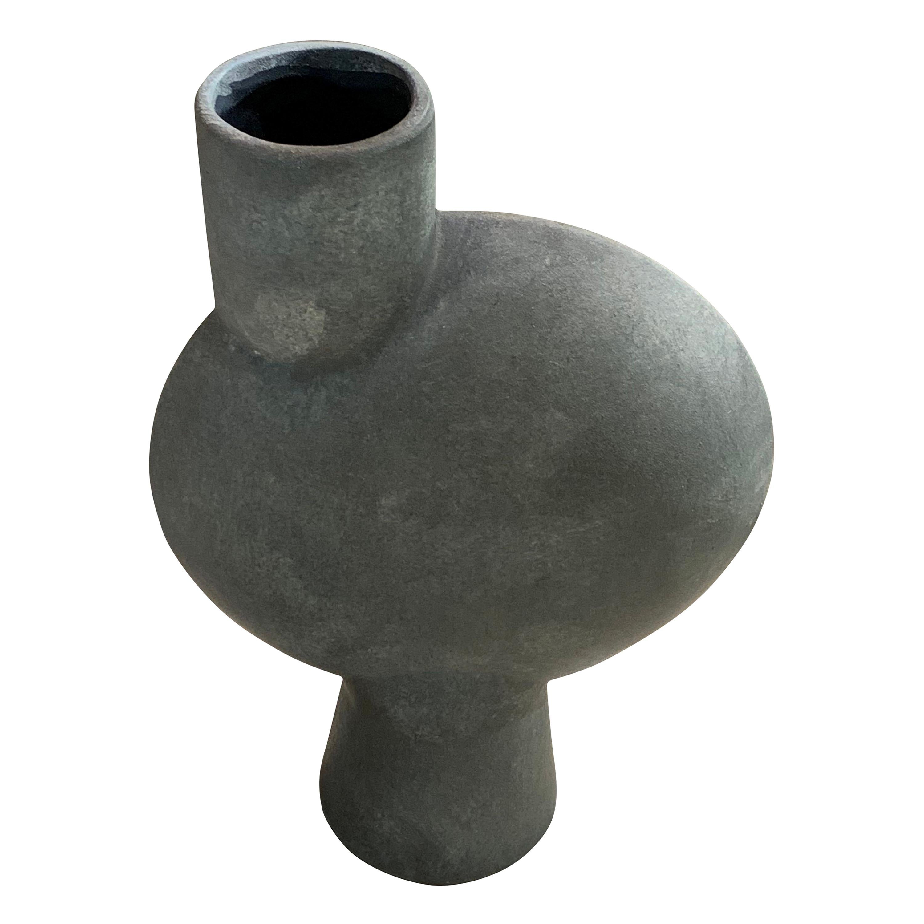 Vase en céramique en forme de globe, design danois contemporain, gris mat, avec bec verseur décentré. 
Bec et base tubulaires simples.
Deux disponibles et vendus individuellement.
ARRIVÉE EN DÉCEMBRE
  