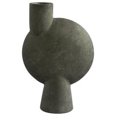 Groe mattgraue Vase mit einem Lffel in der Mitte, Dnemark, zeitgenssisch