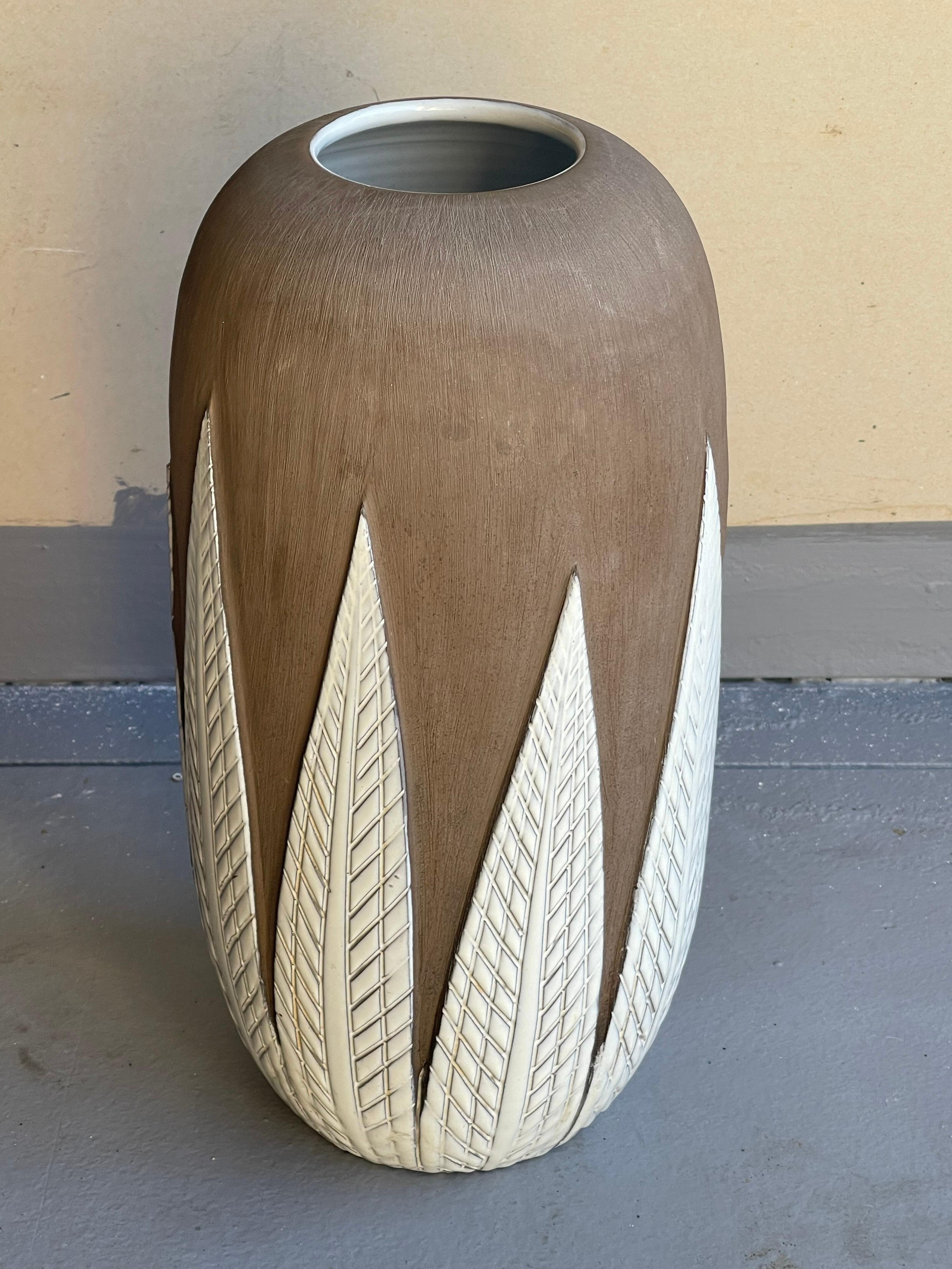 Exceptional Mid-Century Modern Swedish floor vase from the Paprika series by ceramist and painter, Anna-Lisa Thomson for Upsala Ekeby, circa 1950s. The vase is in very good vintage condition with no cracks or chips and measures 6