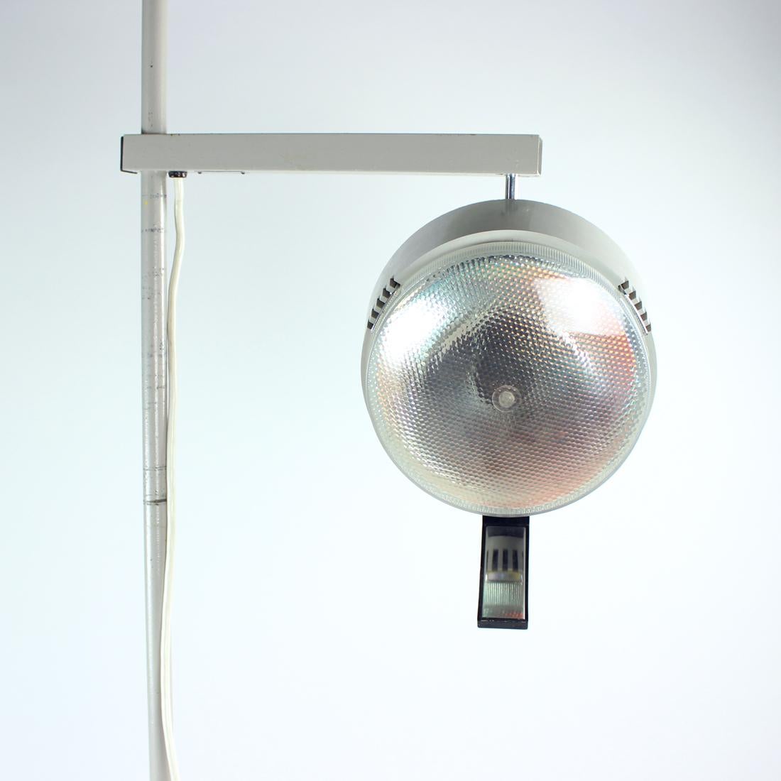 Lampada da medico alta in metallo, Cecoslovacchia, anni '50 In condizioni buone in vendita a Zohor, SK