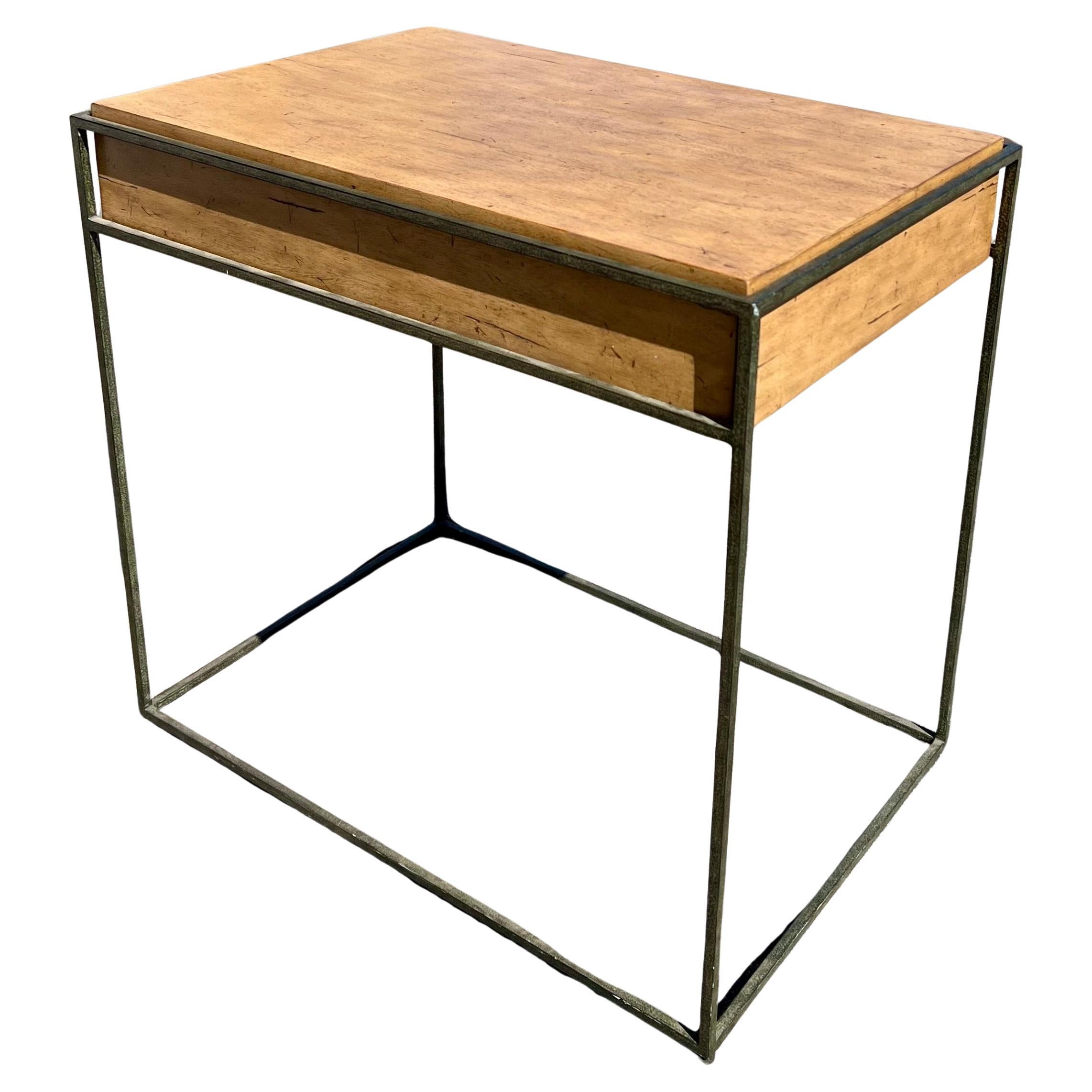 Magnifique table de cocktail de haute qualité avec une structure carrée en métal finition bronze et une boîte à tiroirs en finition pécan en mauvais état circa 1990.