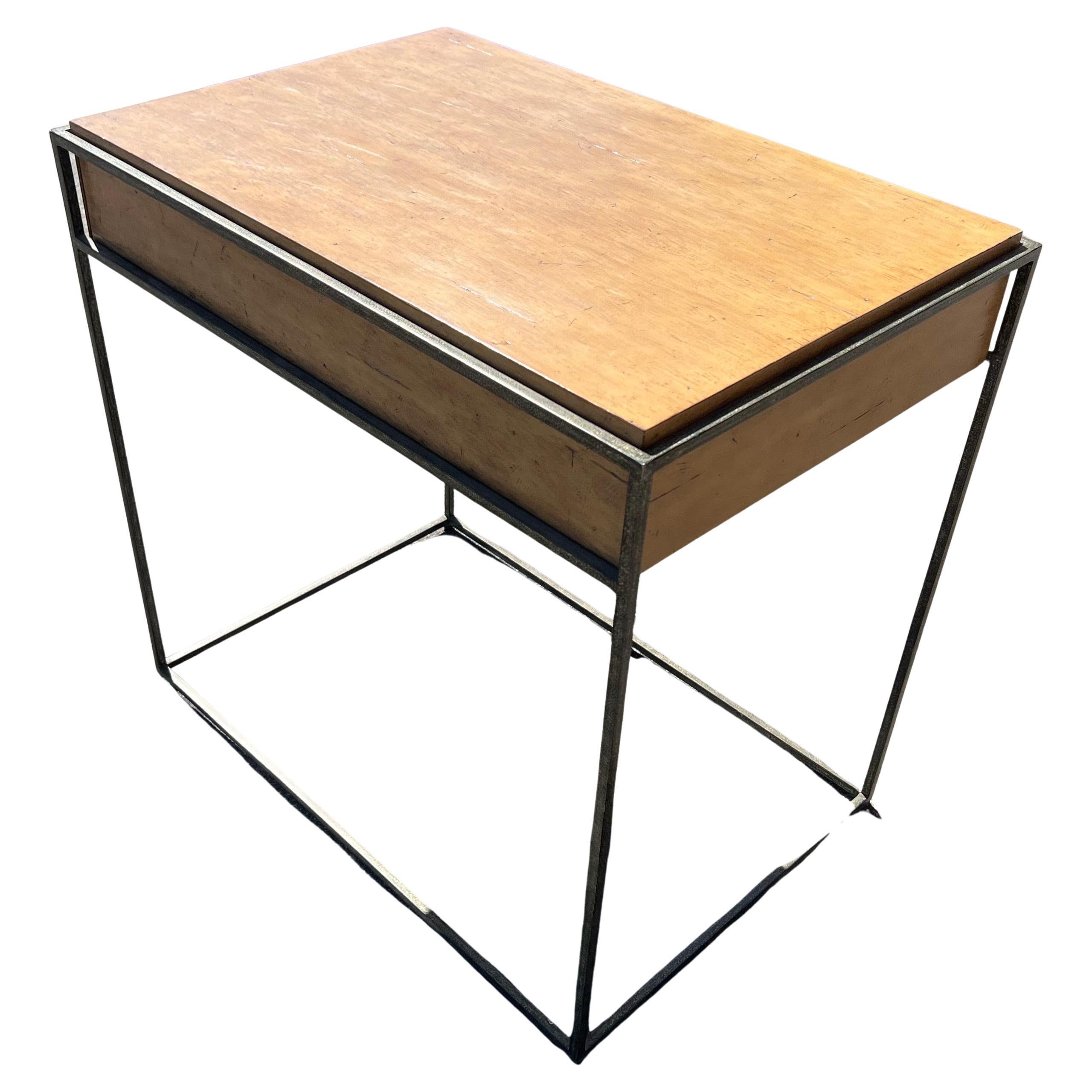 Mid-Century Modern Table de cocktail d'extrémité avec cadre métallique en bois de pécan vieilli en vente