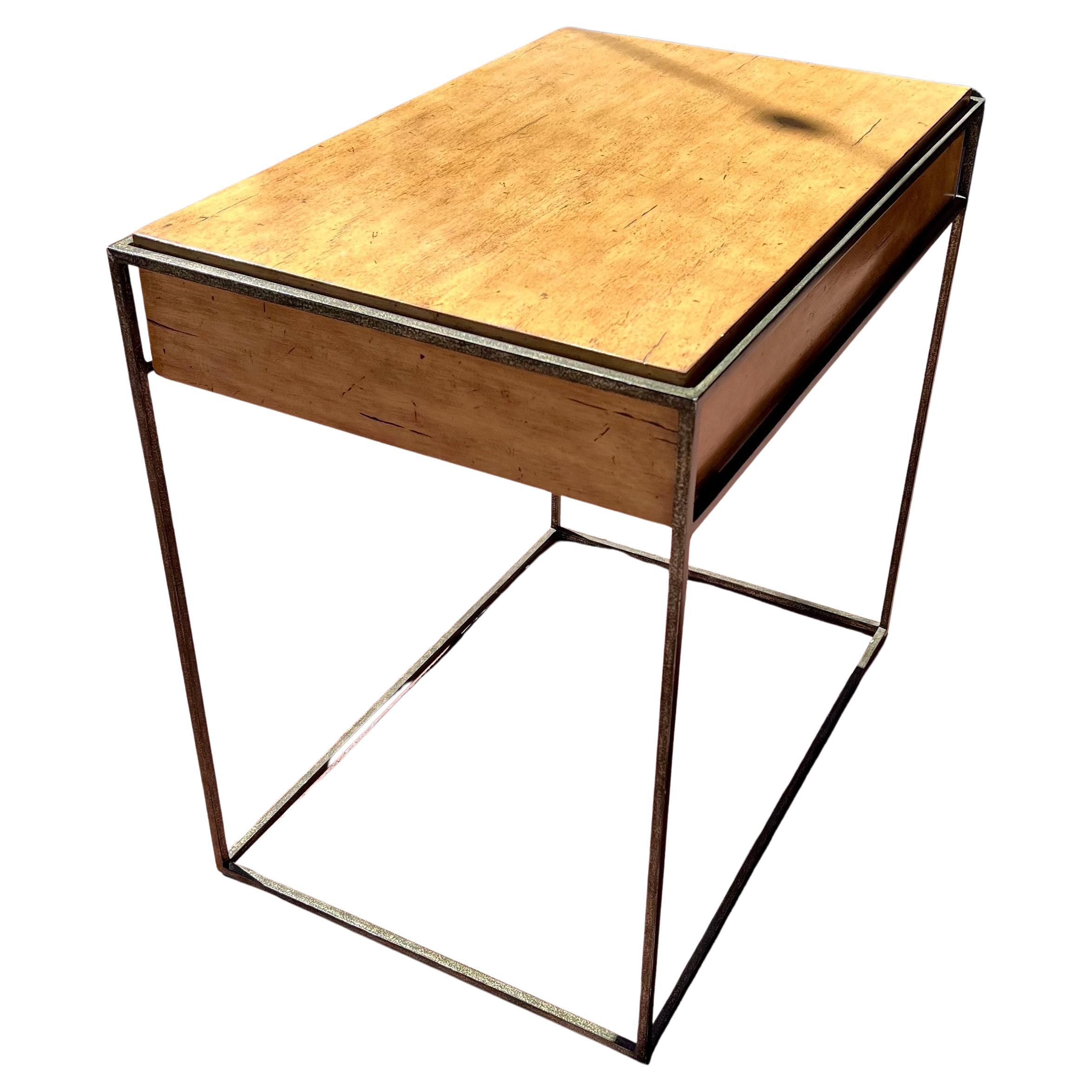 Américain Table de cocktail d'extrémité avec cadre métallique en bois de pécan vieilli en vente