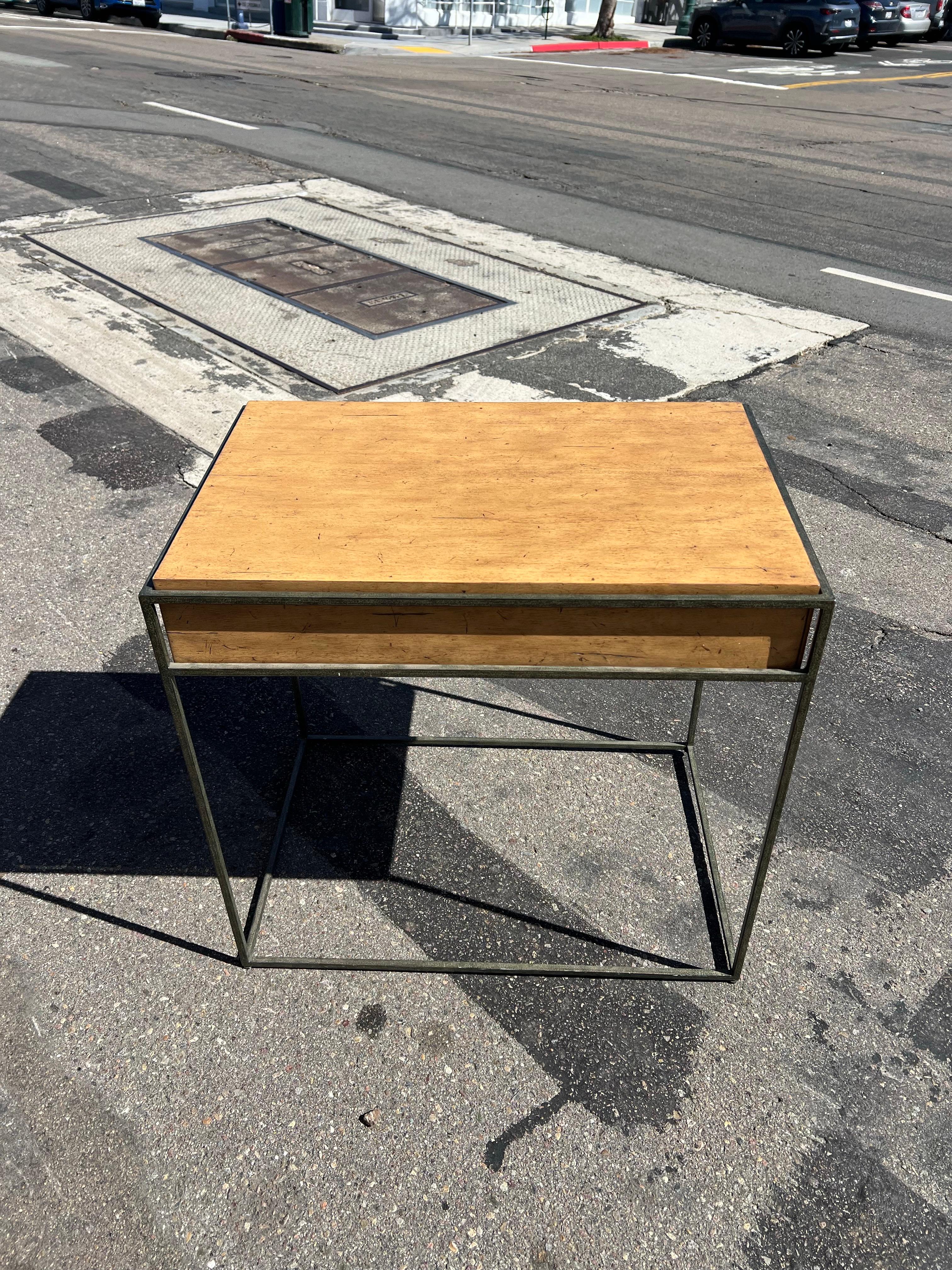Table de cocktail d'extrémité avec cadre métallique en bois de pécan vieilli Excellent état - En vente à San Diego, CA