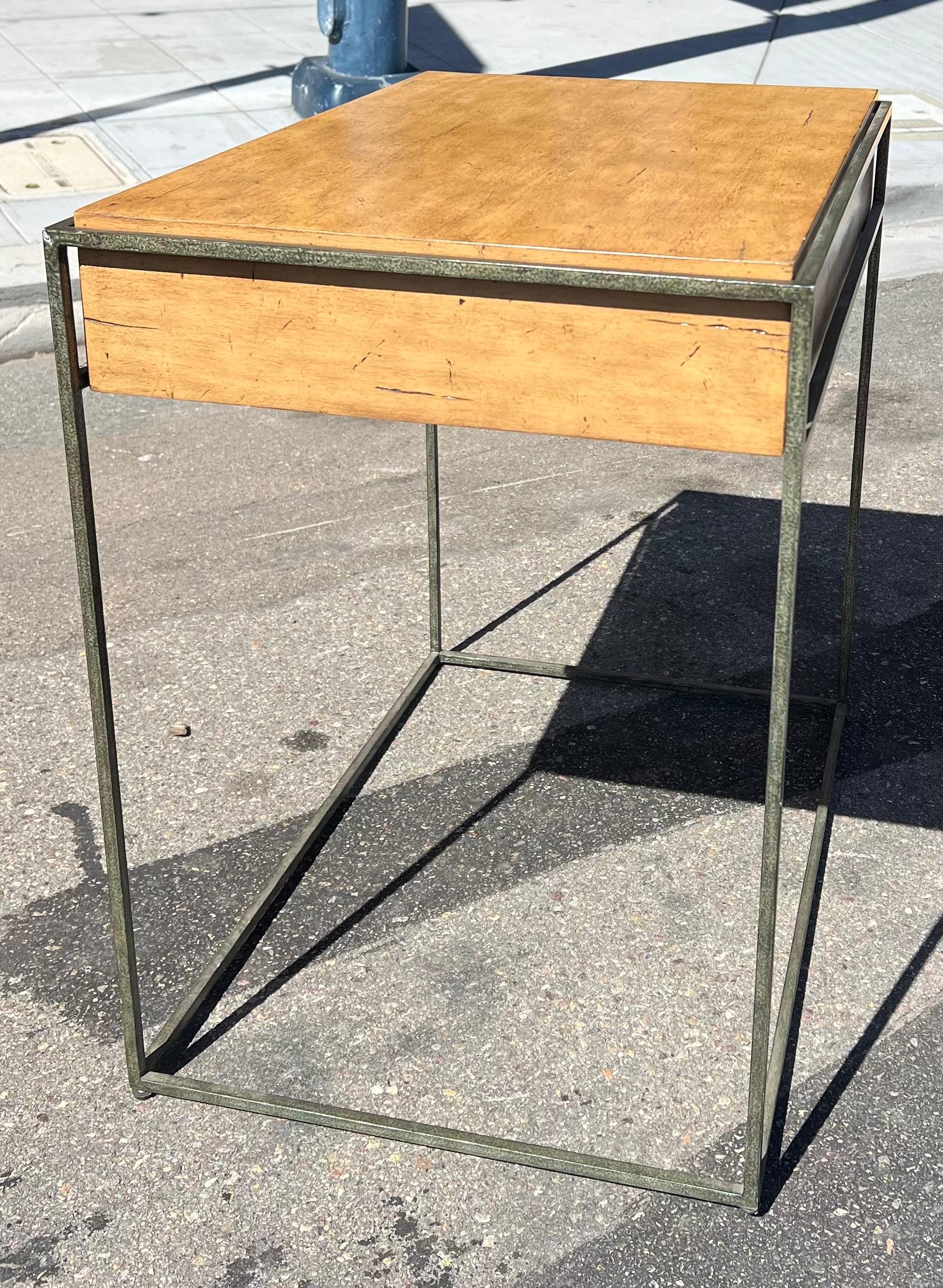 20ième siècle Table de cocktail d'extrémité avec cadre métallique en bois de pécan vieilli en vente