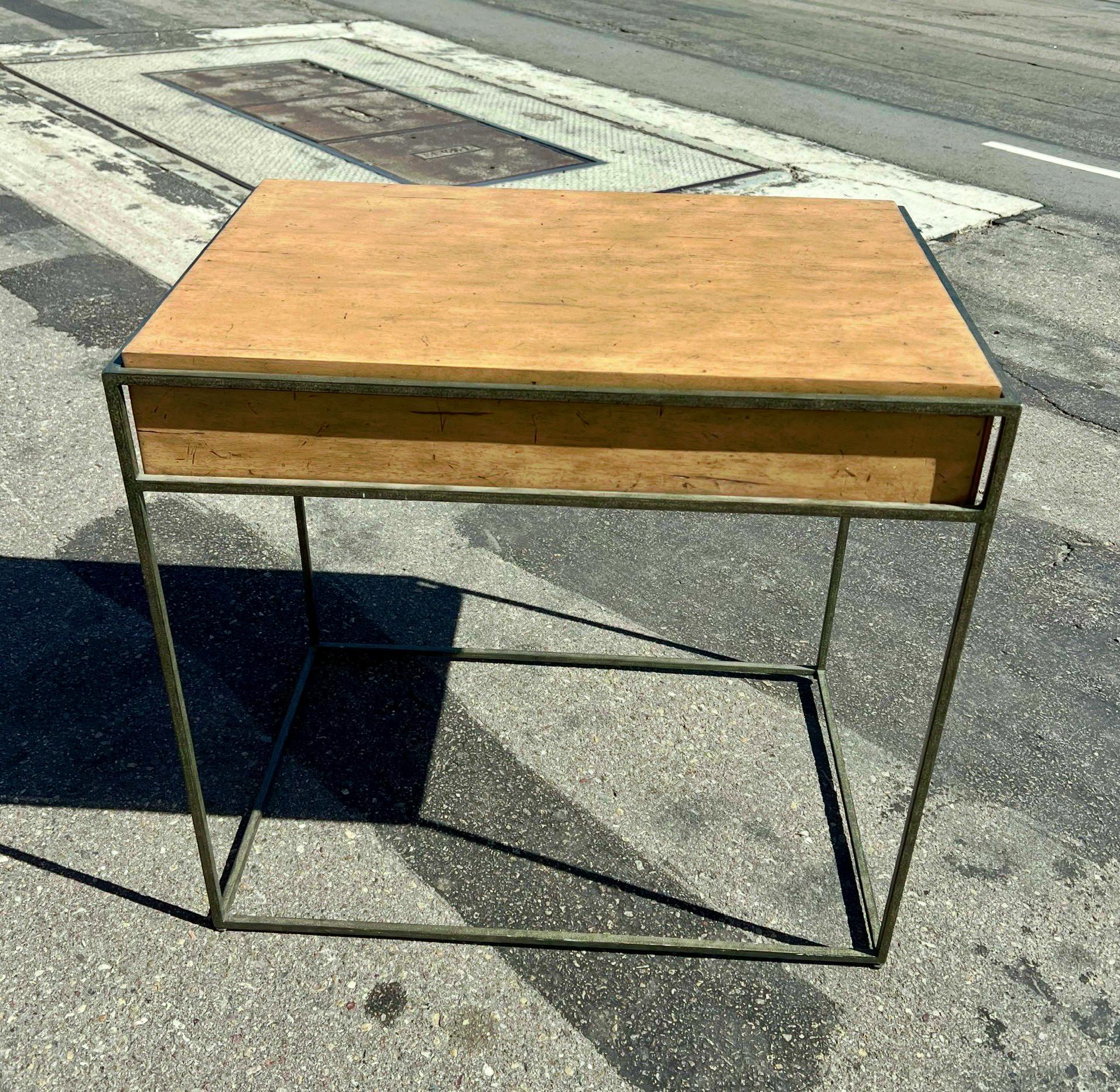 Métal Table de cocktail d'extrémité avec cadre métallique en bois de pécan vieilli en vente
