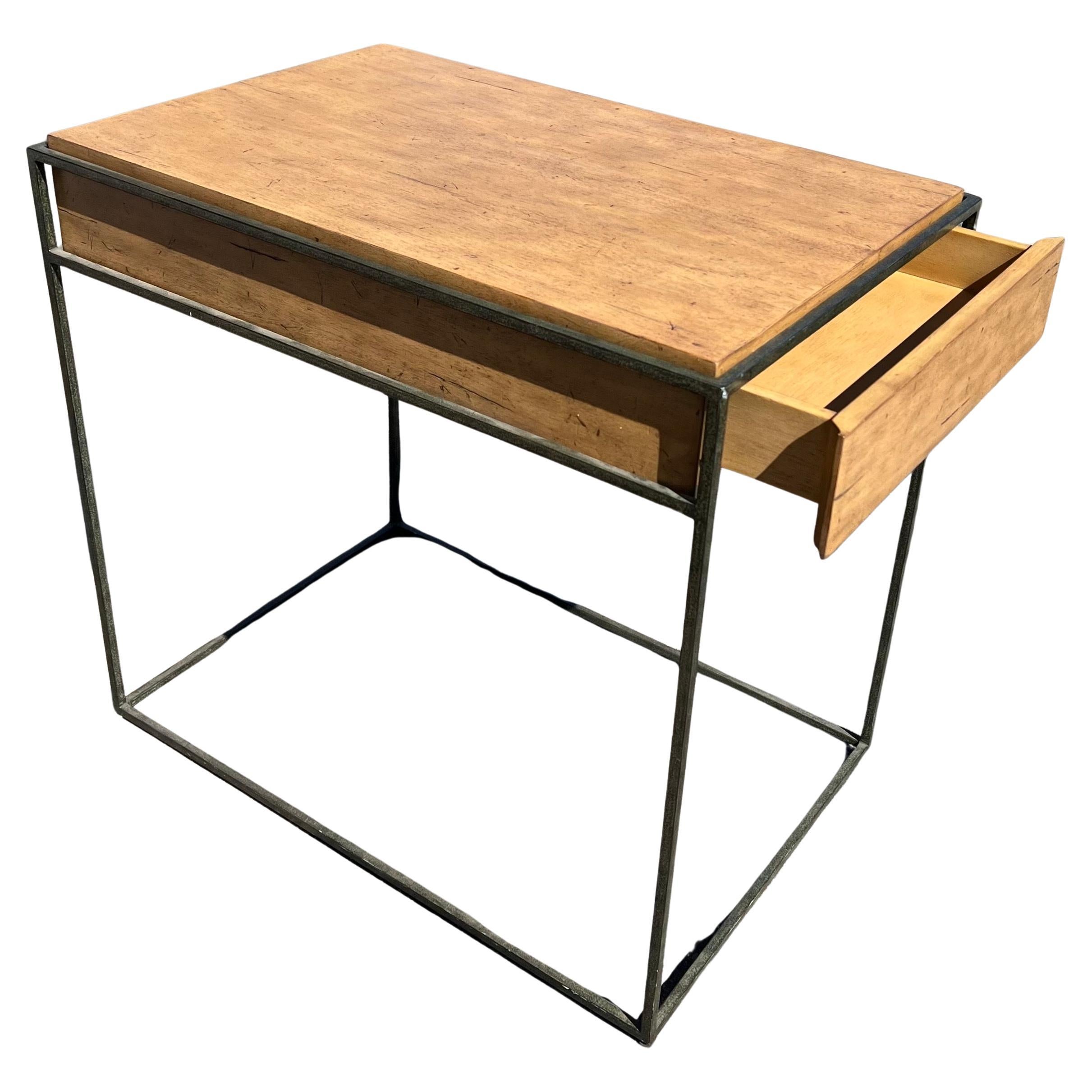 Table de cocktail d'extrémité avec cadre métallique en bois de pécan vieilli en vente