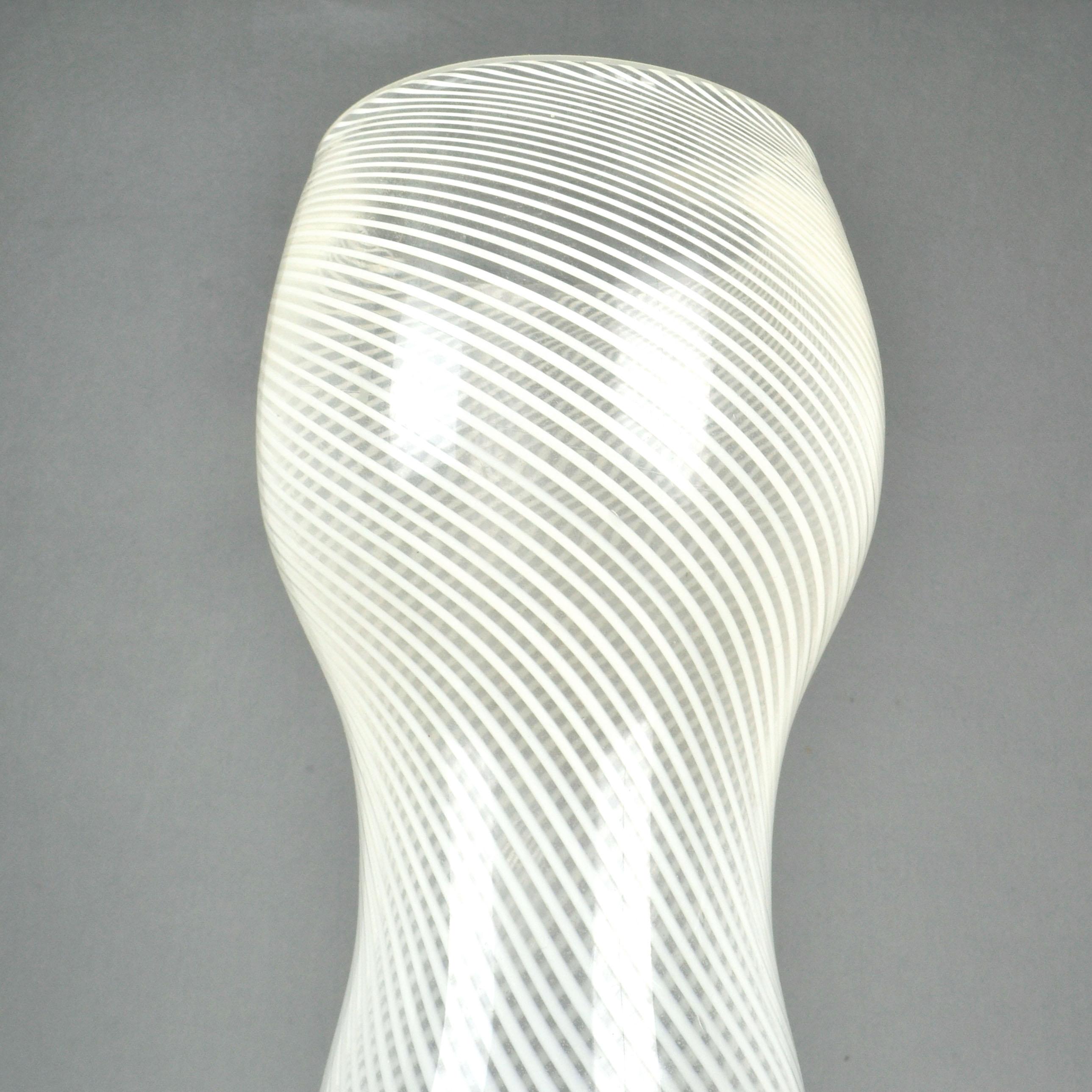 Vaso alto di Murano bianco con piede di Mezza Filigrana, stile di Dino Martens 1960 In condizioni ottime in vendita a London, GB