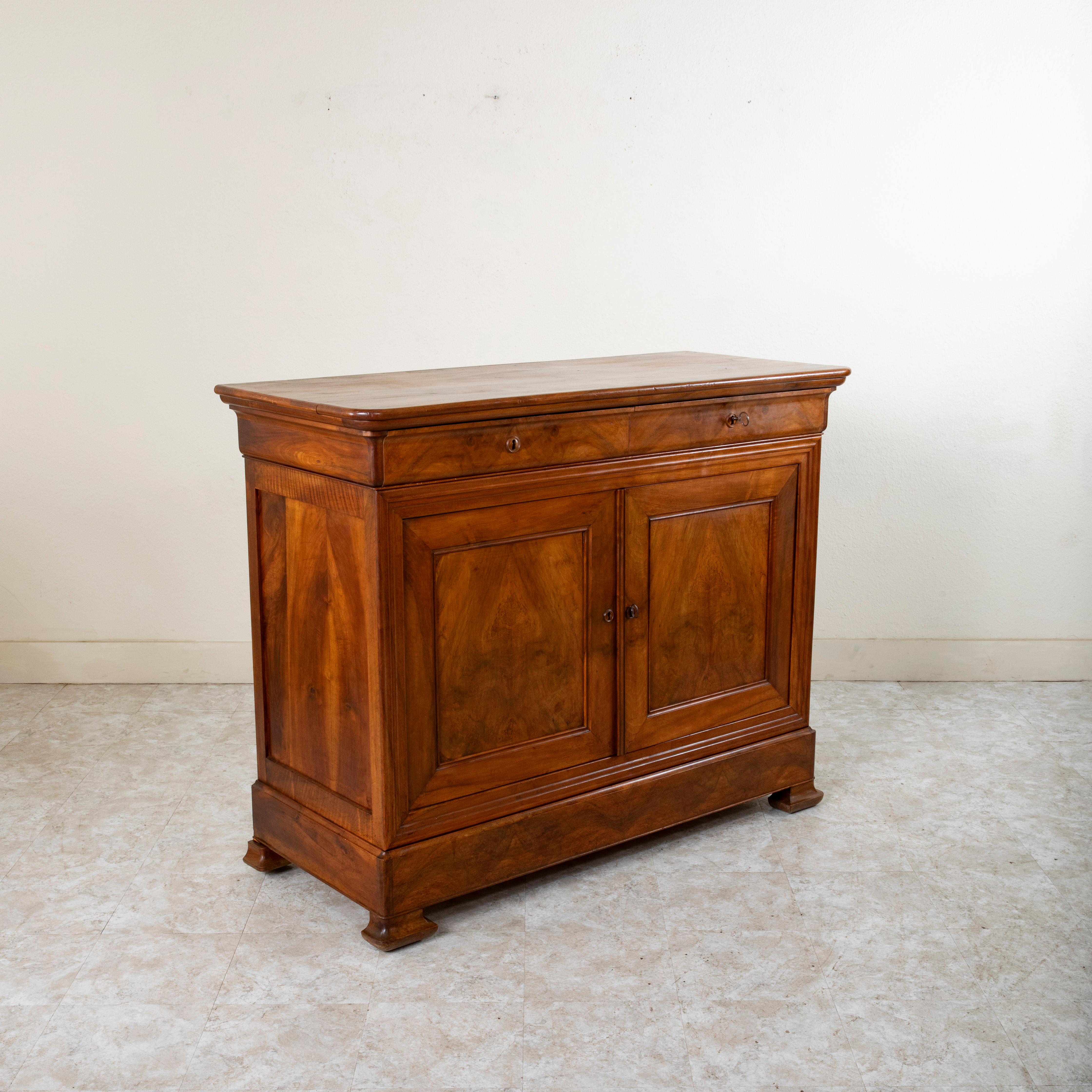 Tall Mid-19th Century French Louis Philippe Period Walnut Buffet or Sideboard In Good Condition For Sale In Fayetteville, AR