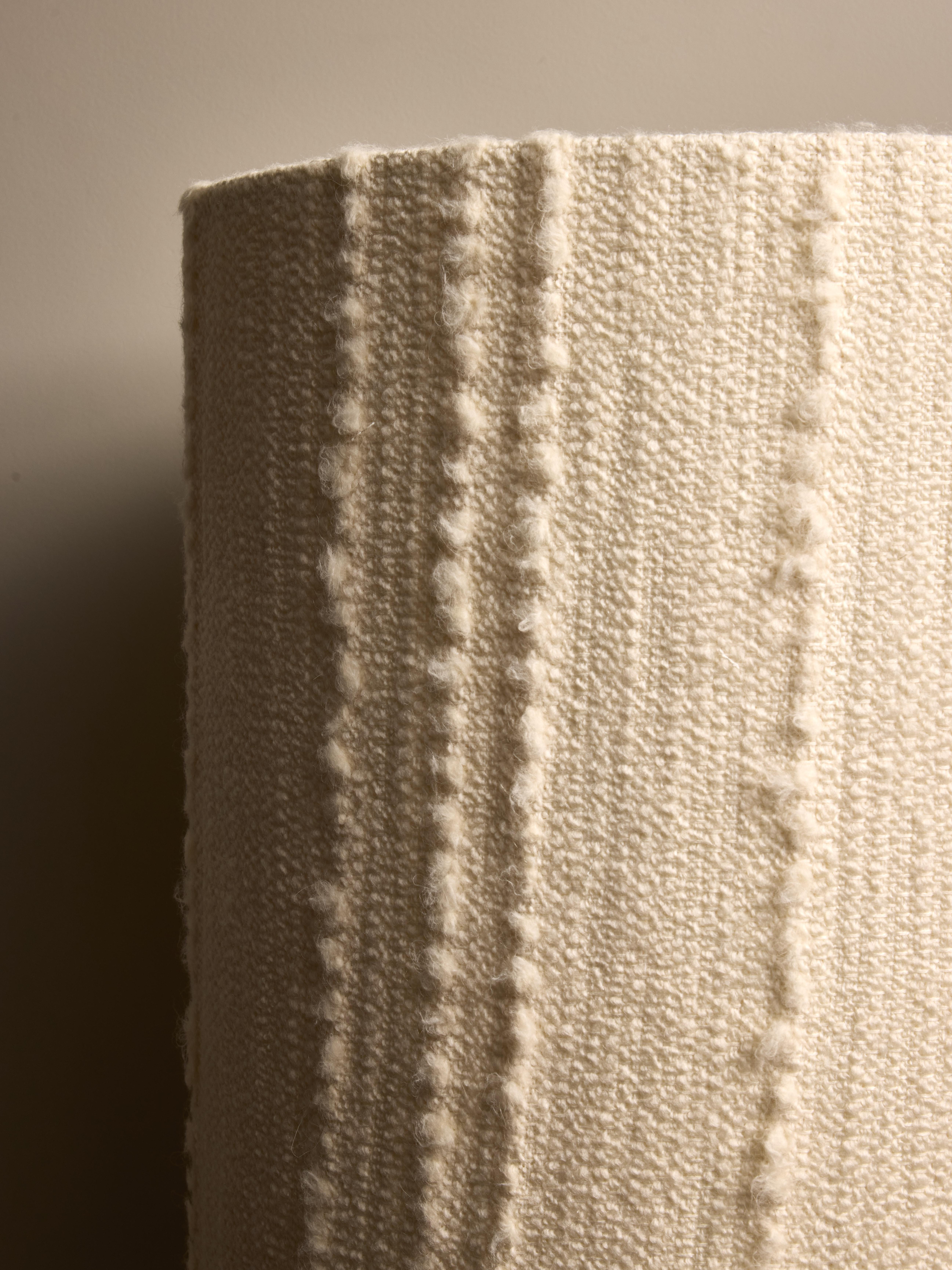 Lampada da tavolo alta in ceramica con smalto bianco e nero, realizzata in Francia negli anni Sessanta. È rifinito in modo elegante con un paralume moderno sulla parte superiore.

Dimensioni con i paralumi:  ø40 H110cm

