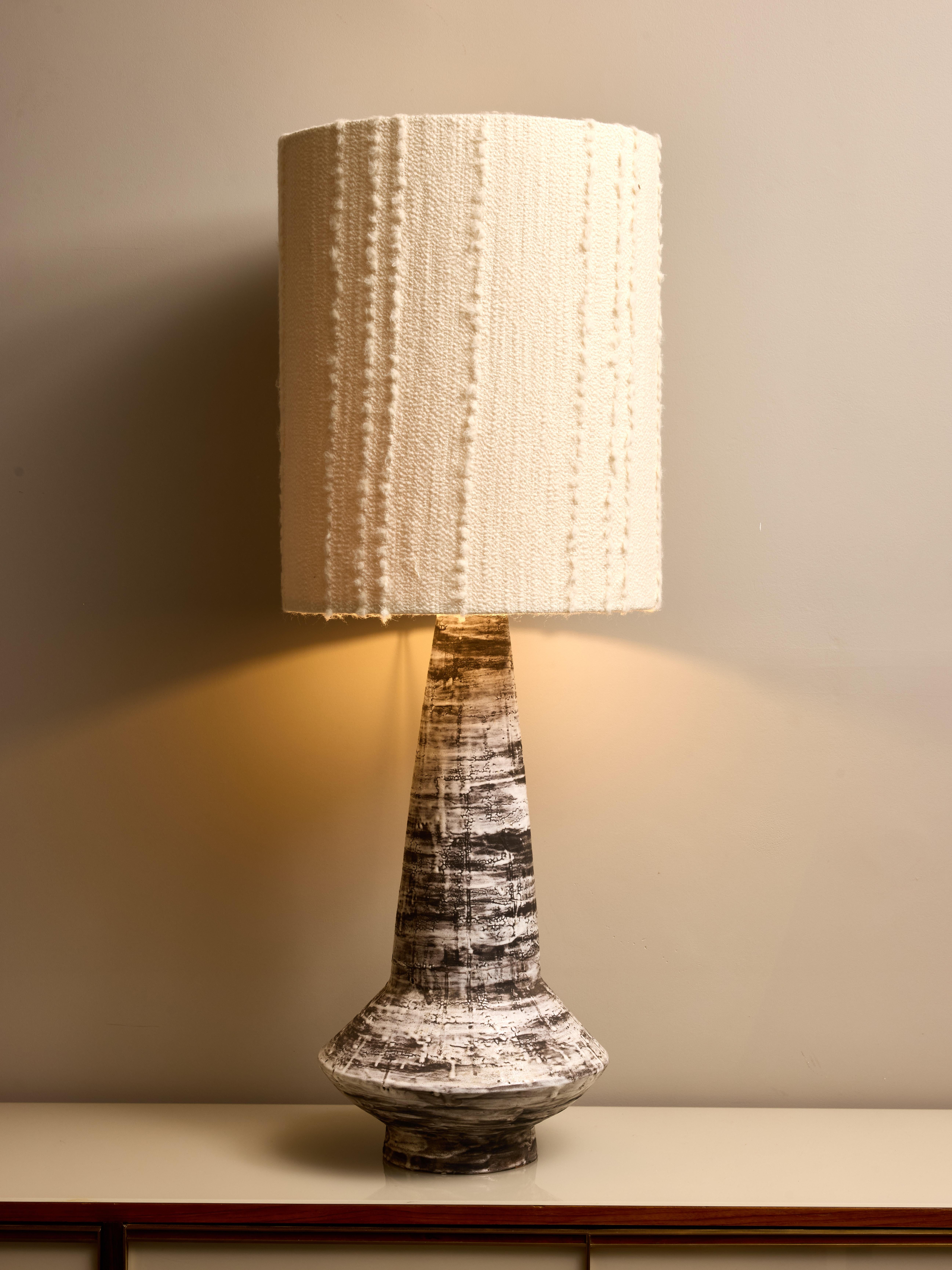 Mid-Century moderno Lampada da tavolo alta di metà secolo in bianco e nero in vendita