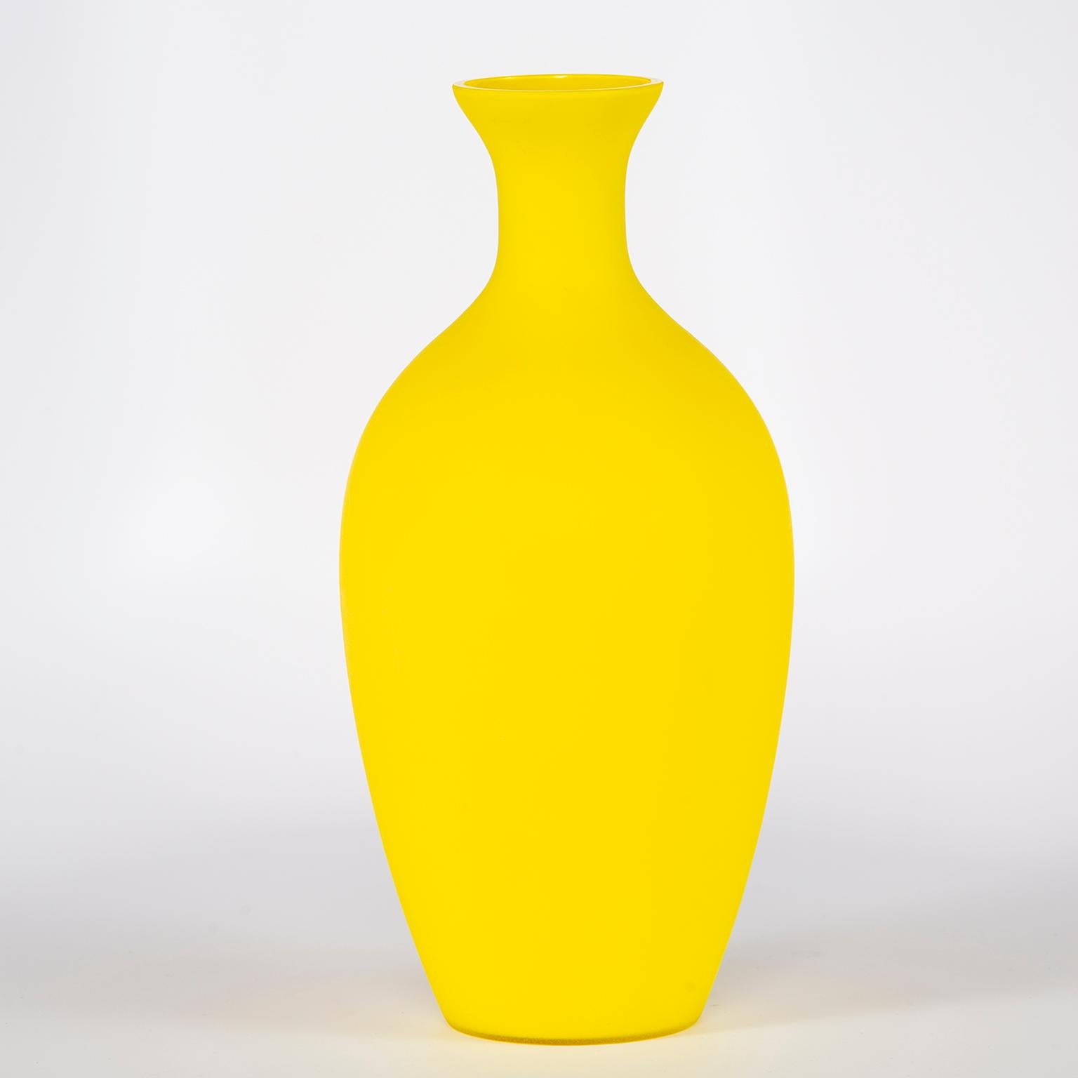 Tall Midcentury Cenedese Daffodil Yellow Murano Glass Vase In Excellent Condition In Troy, MI