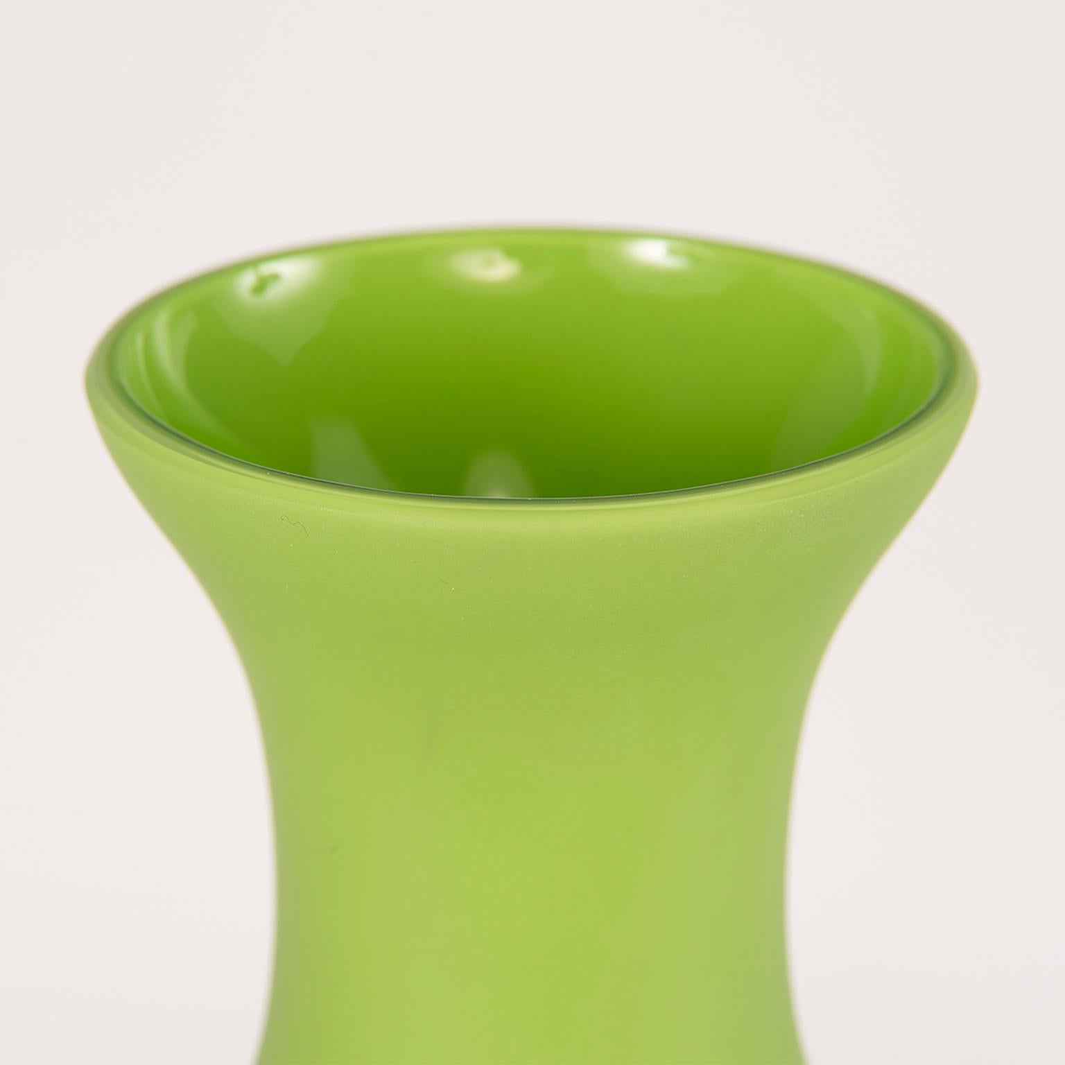 Vase aus Muranoglas in klassischer Form:: ca. 1970er Jahre. Matte Oberfläche Frühling grüne Farbe und steht 12