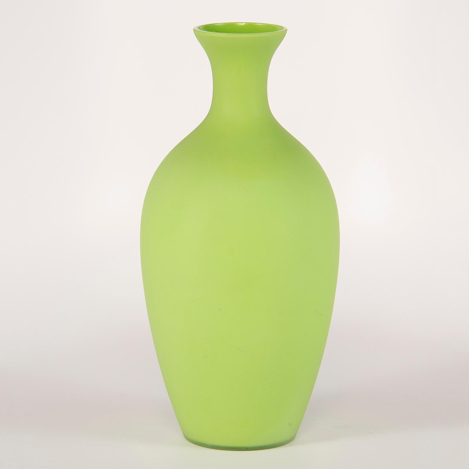 Hohe Vase aus grünem Cenedese-Muranoglas aus der Mitte des Jahrhunderts im Zustand „Hervorragend“ in Troy, MI
