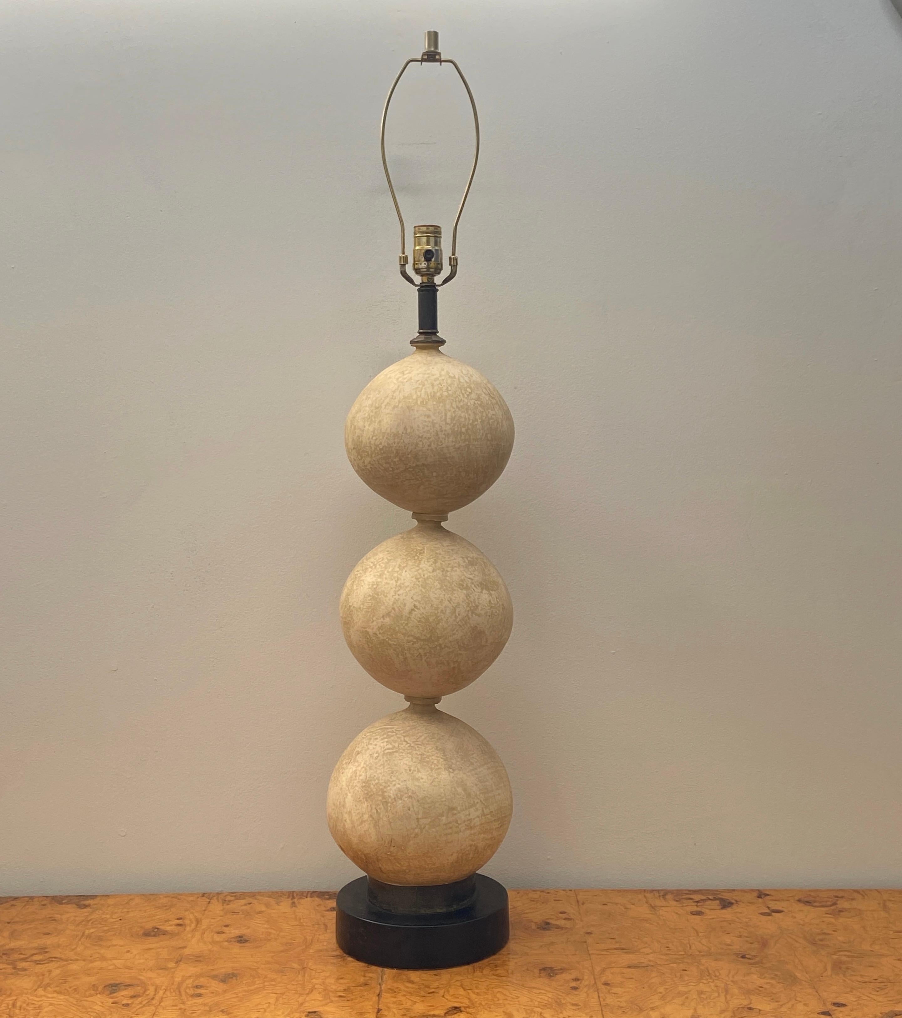 Magnifique  Lampe à trois boules empilées en céramique du milieu du siècle, avec une finition de style plâtre.
La mesure de 42
