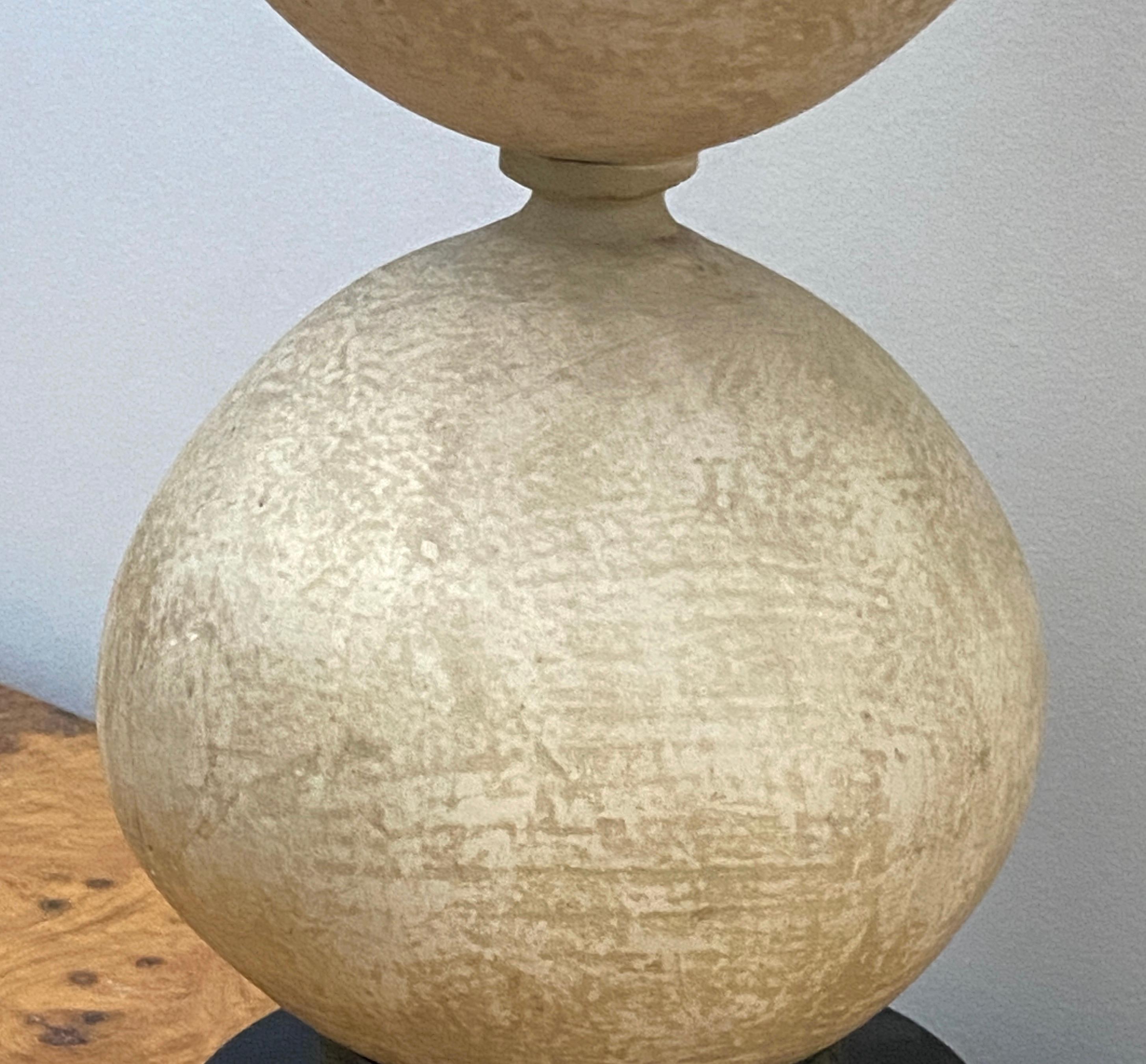 Milieu du XXe siècle Grande lampe de table à boule empilée en céramique et plâtre du milieu du siècle dernier en vente