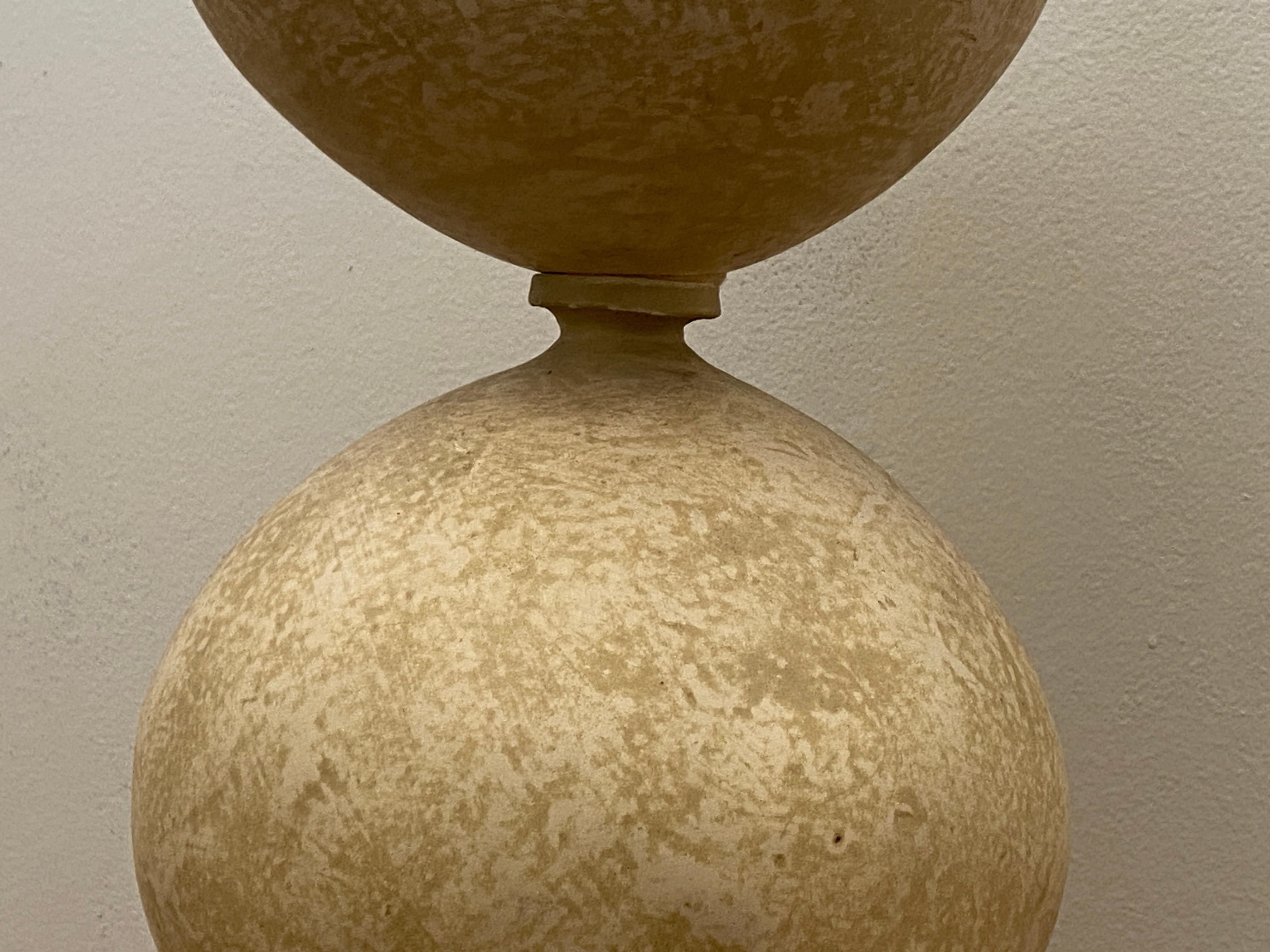 Plâtre Grande lampe de table à boule empilée en céramique et plâtre du milieu du siècle dernier en vente