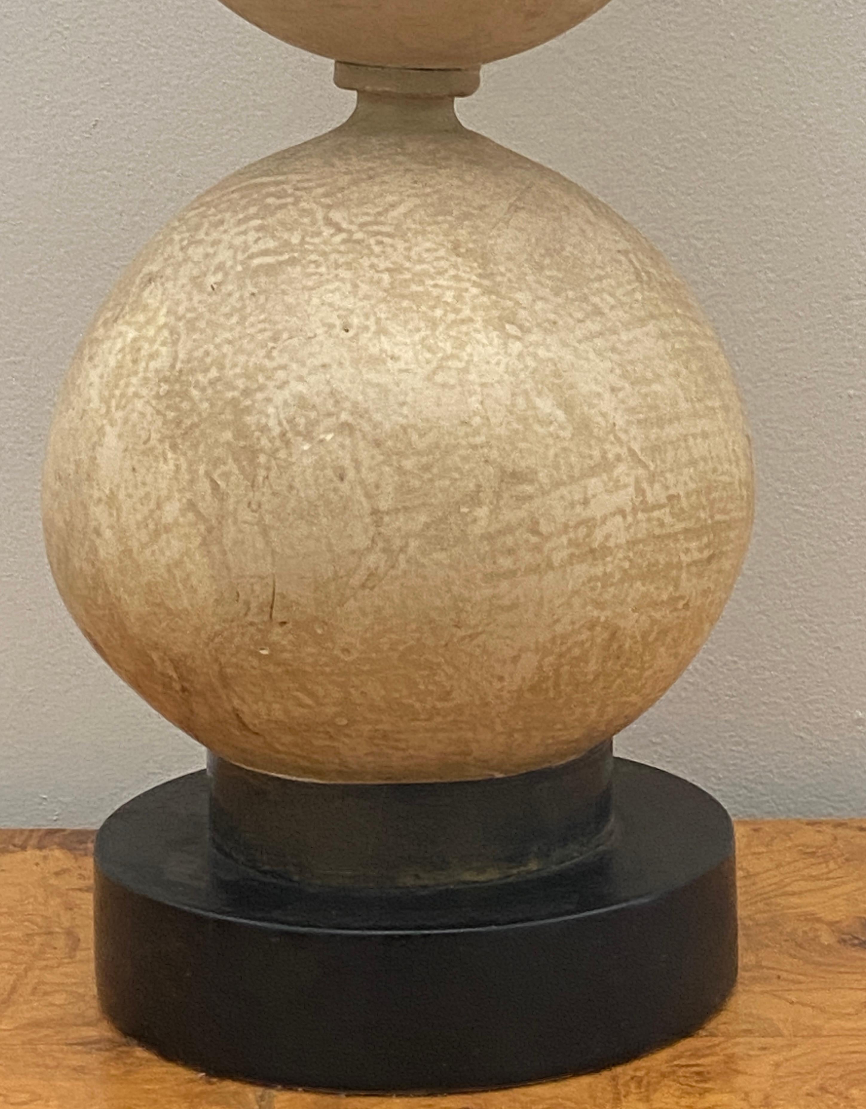 Grande lampe de table à boule empilée en céramique et plâtre du milieu du siècle dernier en vente 1