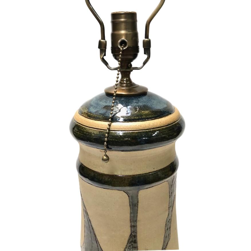 Lampe de table haute en céramique bicolore italienne des années 1950, avec goutte d'eau émaillée sur terre cuite de couleur sable.

Mesures :
Hauteur 19.5