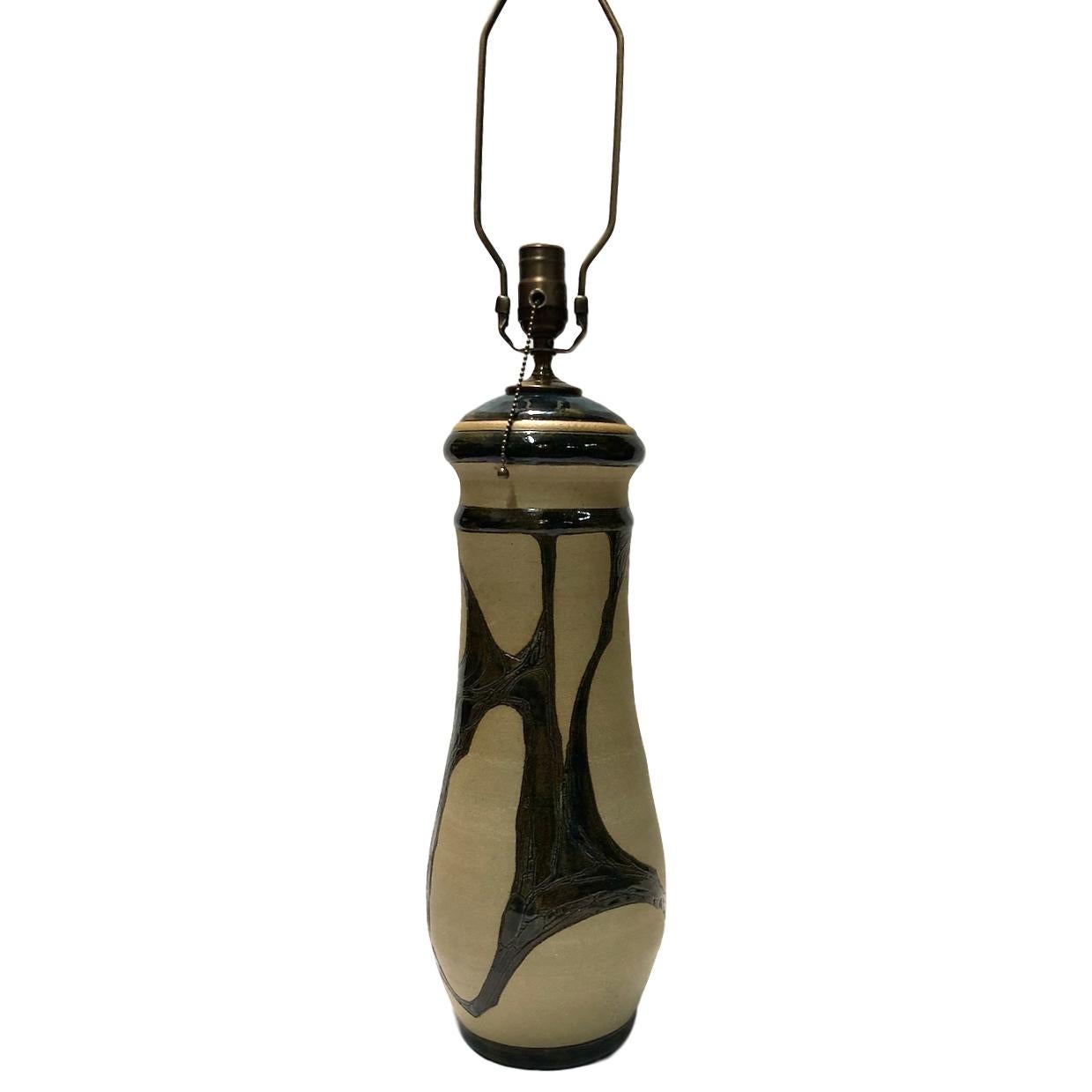 Hohe Keramik-Tischlampe aus der Mitte des Jahrhunderts (Glasiert) im Angebot