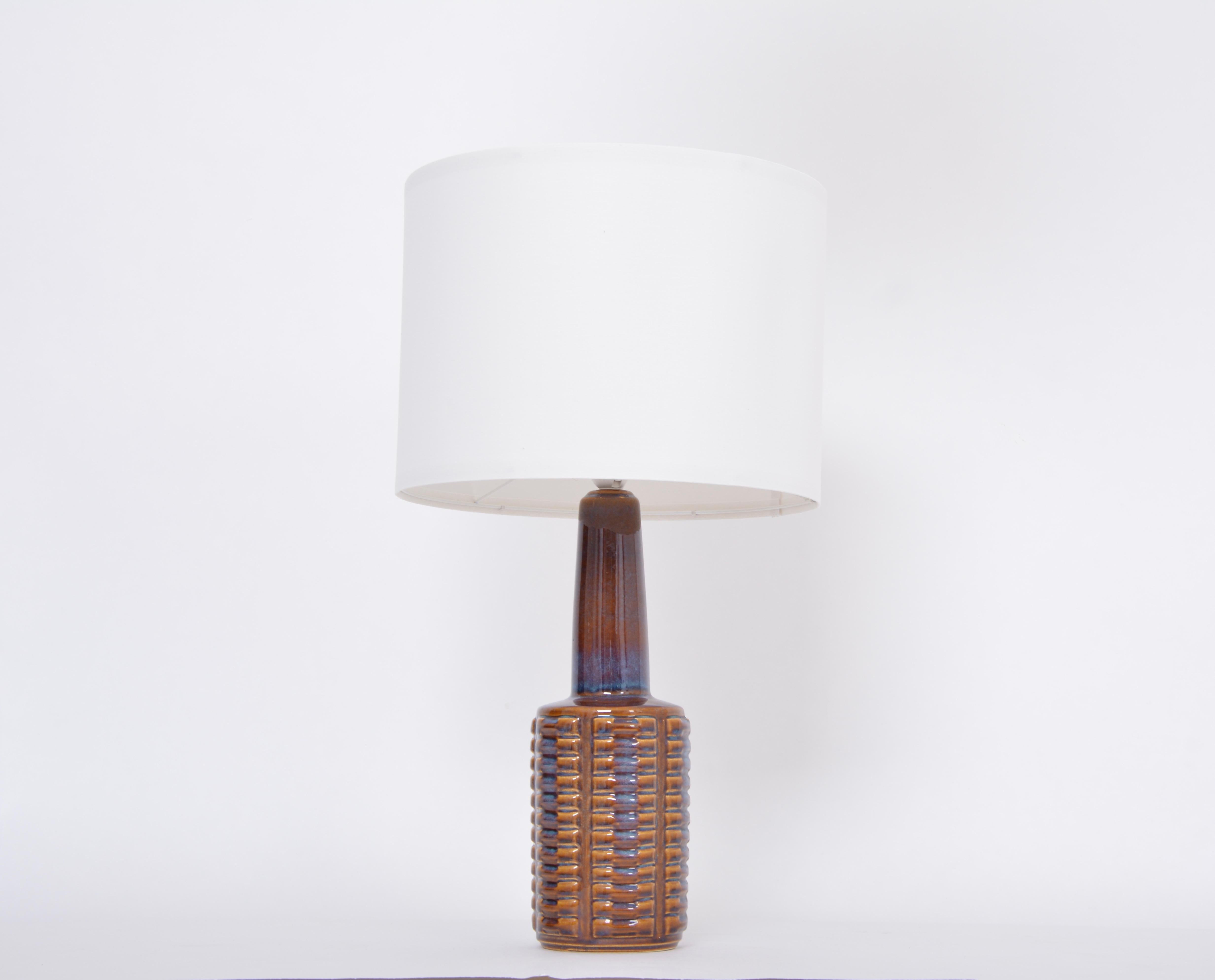 Tall Mid-Century Modern ceramic table lamp model 1023 by Einar Johansen for Soholm
This table lamp was designed by Einar Johansen and produced by Soholm Stentoj in Denmark in the 1960s. Gorgeous glazing in different colors ranging from brown to