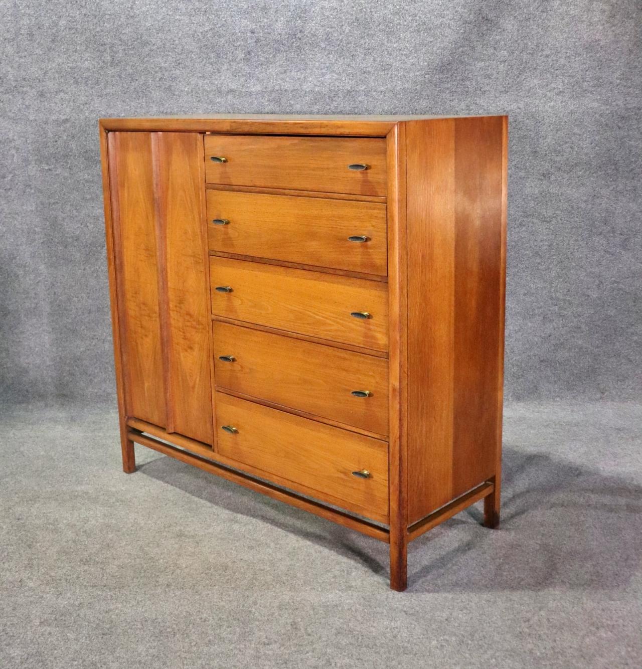 Grande commode avec rangement latéral. Ce meuble tout-en-un comprend cinq tiroirs profonds et une armoire sur le côté gauche avec un tiroir supérieur et des étagères réglables.
Veuillez confirmer le lieu NY ou NJ 