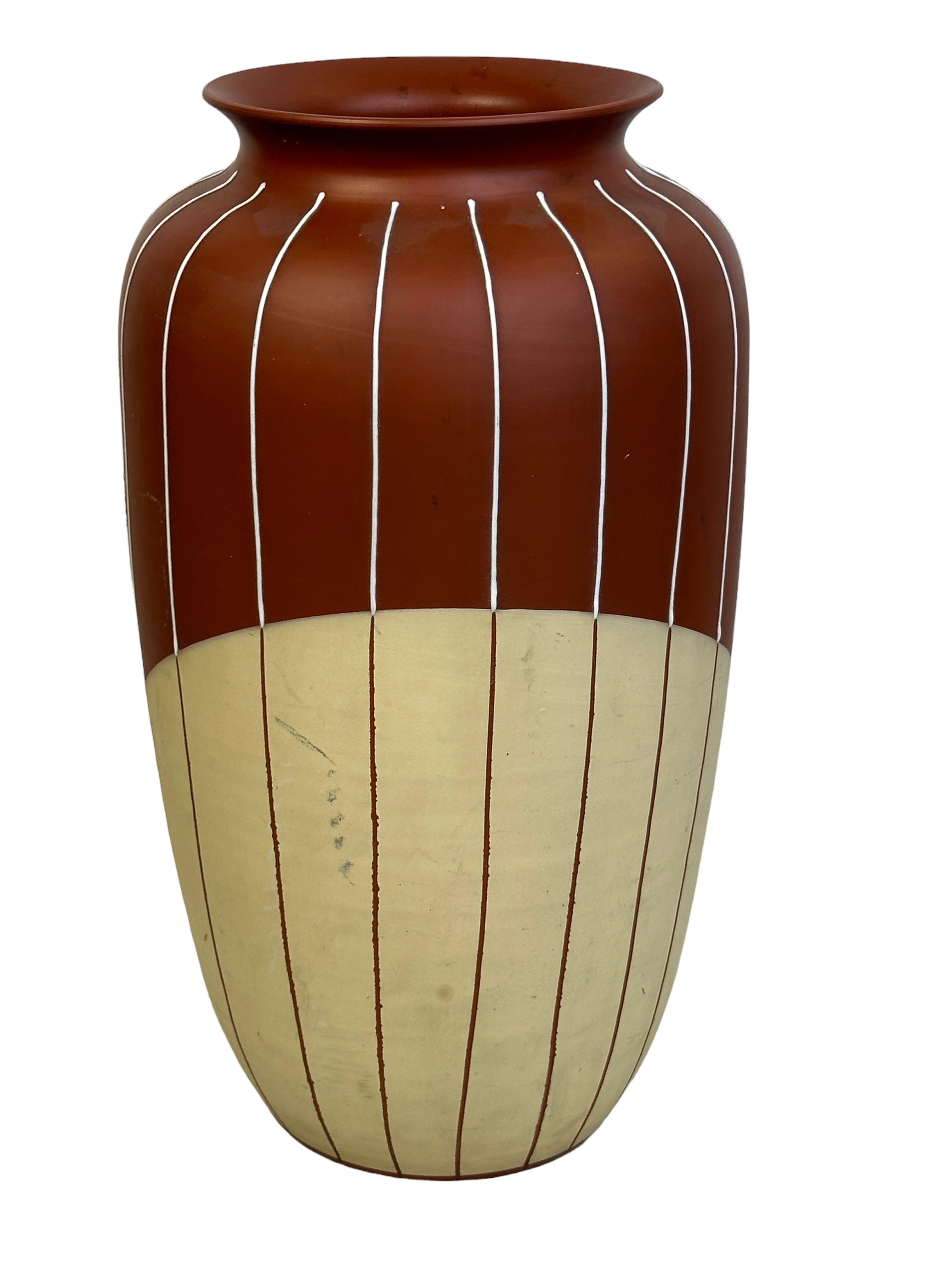 Un étonnant vase de sol en céramique de style moderne du milieu du siècle, fabriqué en Allemagne, vers les années 1950. Il s'agit d'un vase lourd. Le vase est en très bon état, sans éclats, fissures ou piqûres de puces. Jolie couleur et certainement
