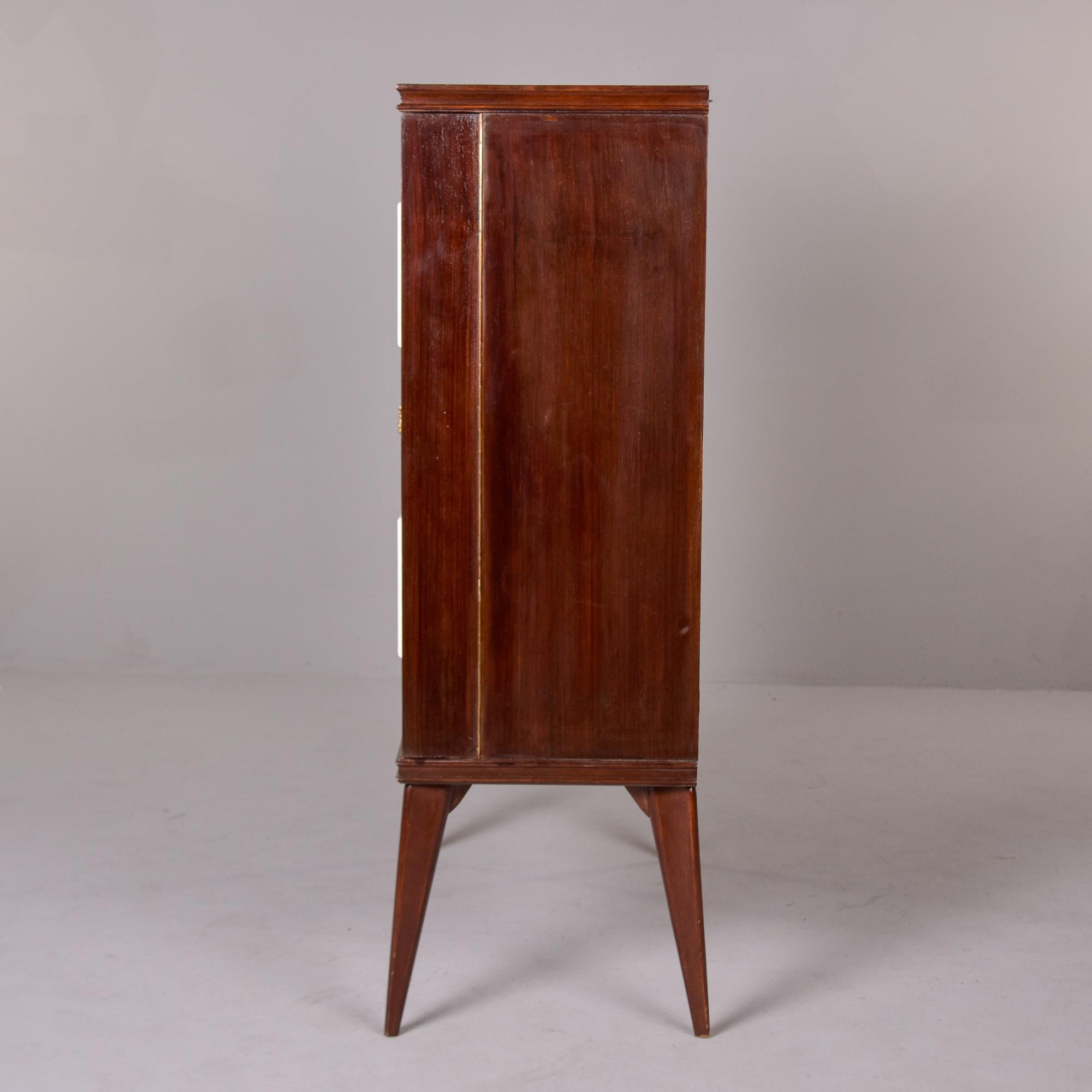 Hoher italienischer Barschrank aus der Mitte des Jahrhunderts mit Einsätzen aus gelbem Murano-Glas im Angebot 3