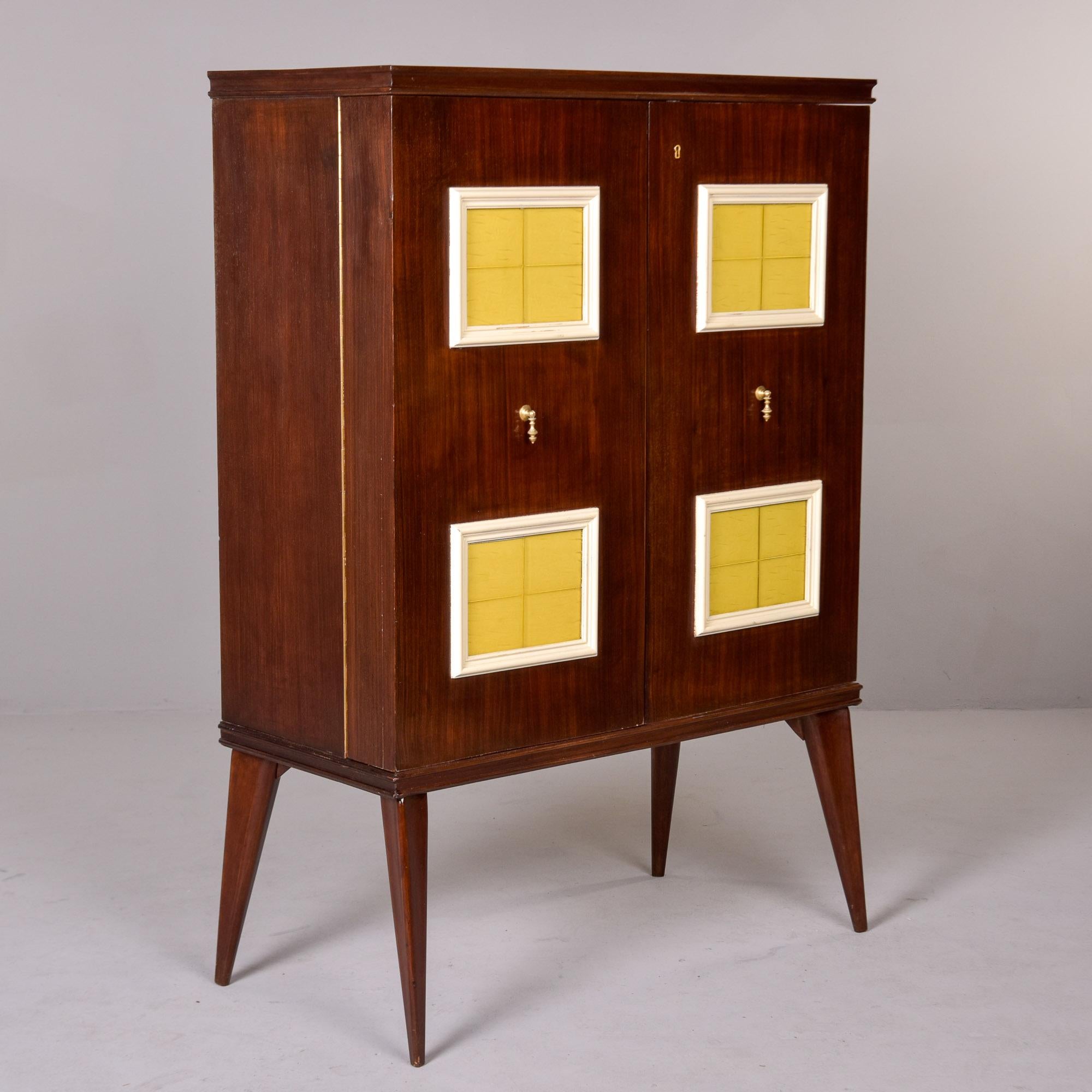 Hoher italienischer Barschrank aus der Mitte des Jahrhunderts mit Einsätzen aus gelbem Murano-Glas im Angebot 5