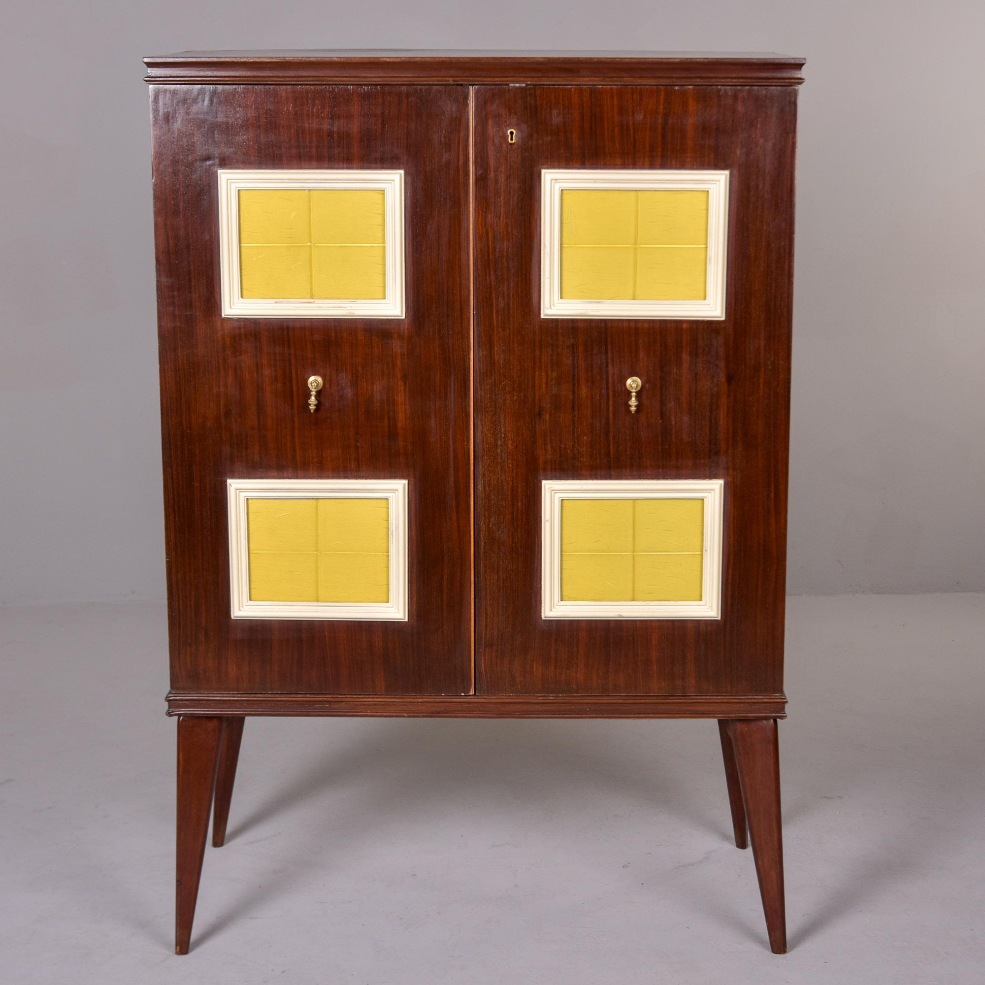 Hoher italienischer Barschrank aus der Mitte des Jahrhunderts mit Einsätzen aus gelbem Murano-Glas (Moderne der Mitte des Jahrhunderts) im Angebot