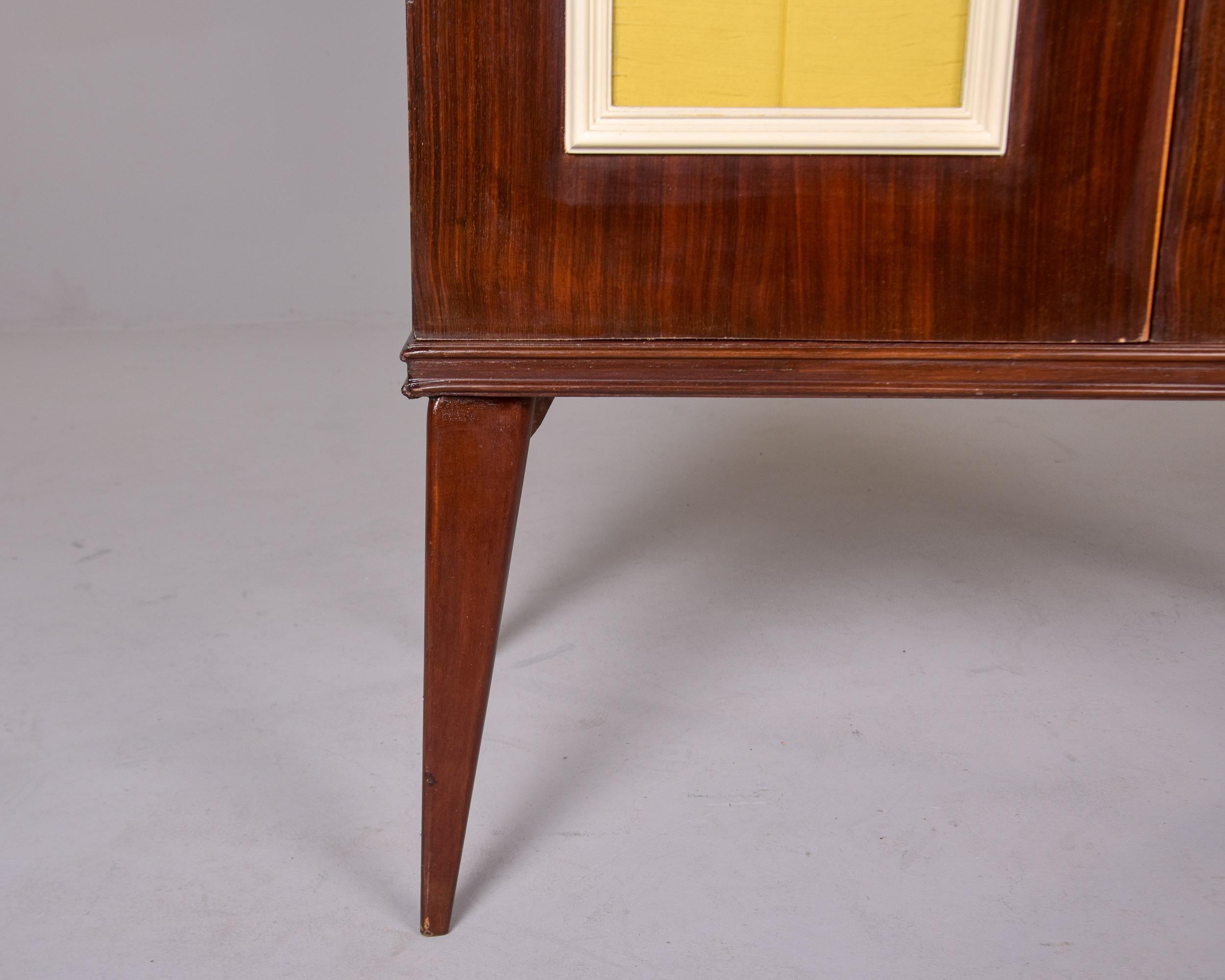 Hoher italienischer Barschrank aus der Mitte des Jahrhunderts mit Einsätzen aus gelbem Murano-Glas (Italienisch) im Angebot