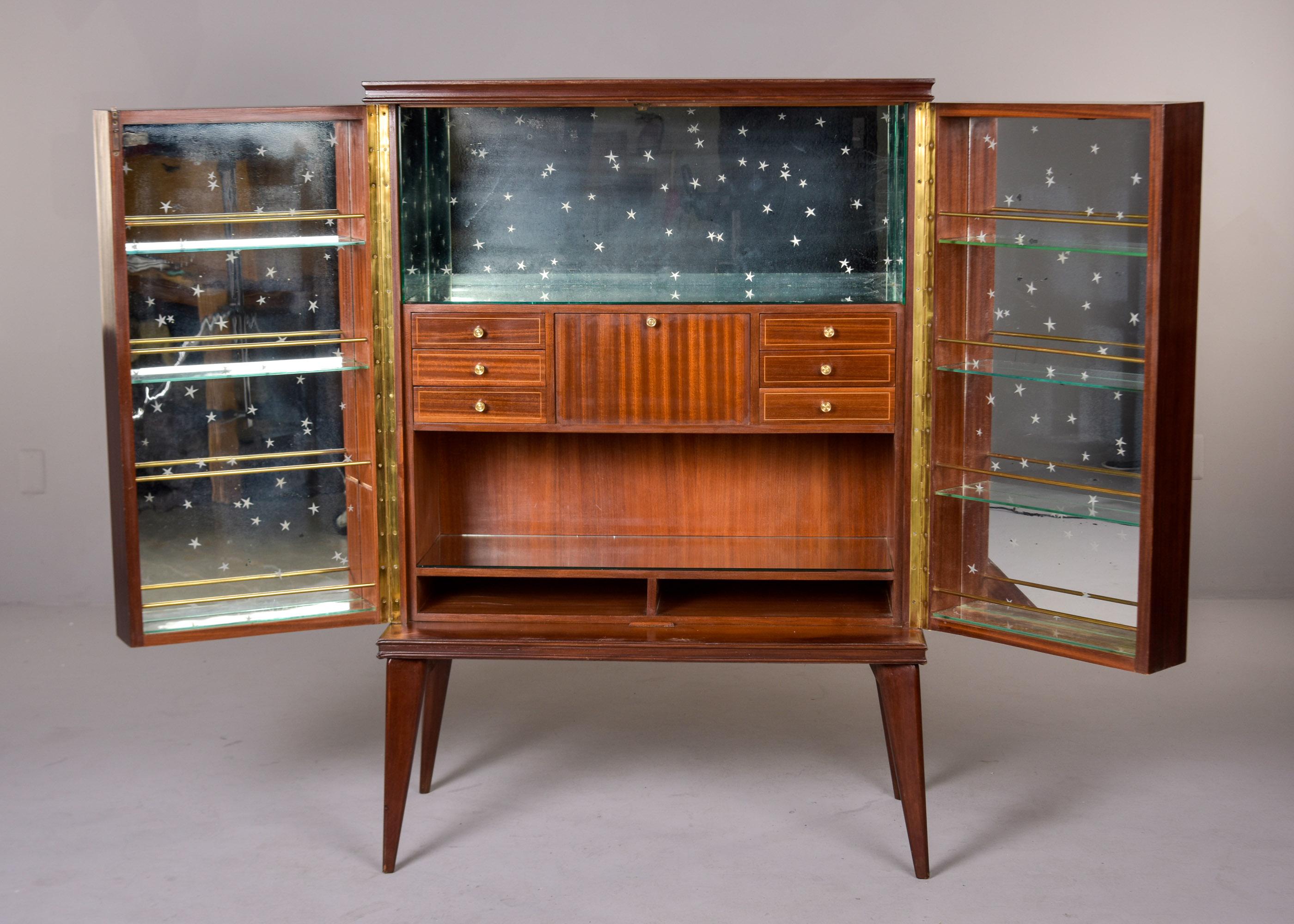 Hoher italienischer Barschrank aus der Mitte des Jahrhunderts mit Einsätzen aus gelbem Murano-Glas (20. Jahrhundert) im Angebot