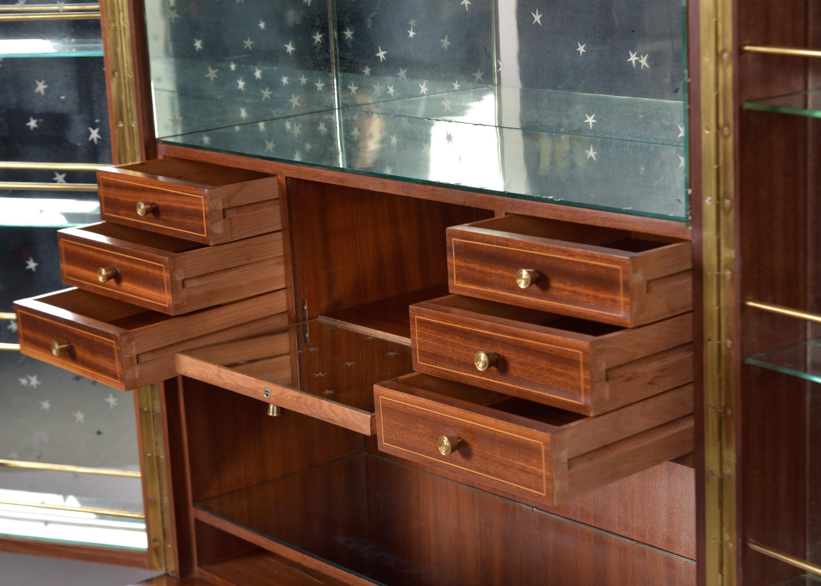 Hoher italienischer Barschrank aus der Mitte des Jahrhunderts mit Einsätzen aus gelbem Murano-Glas (Messing) im Angebot