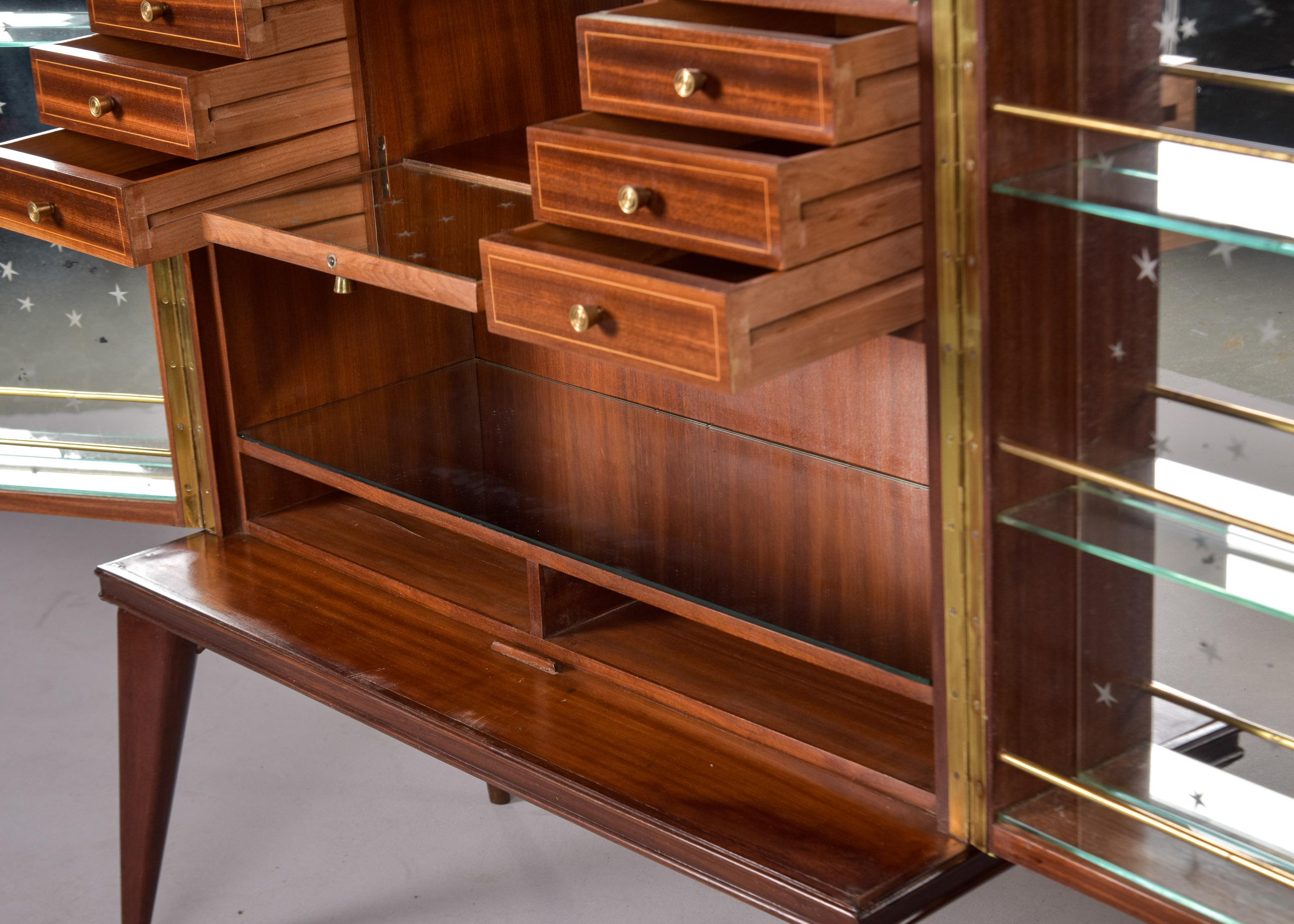 Hoher italienischer Barschrank aus der Mitte des Jahrhunderts mit Einsätzen aus gelbem Murano-Glas im Angebot 1