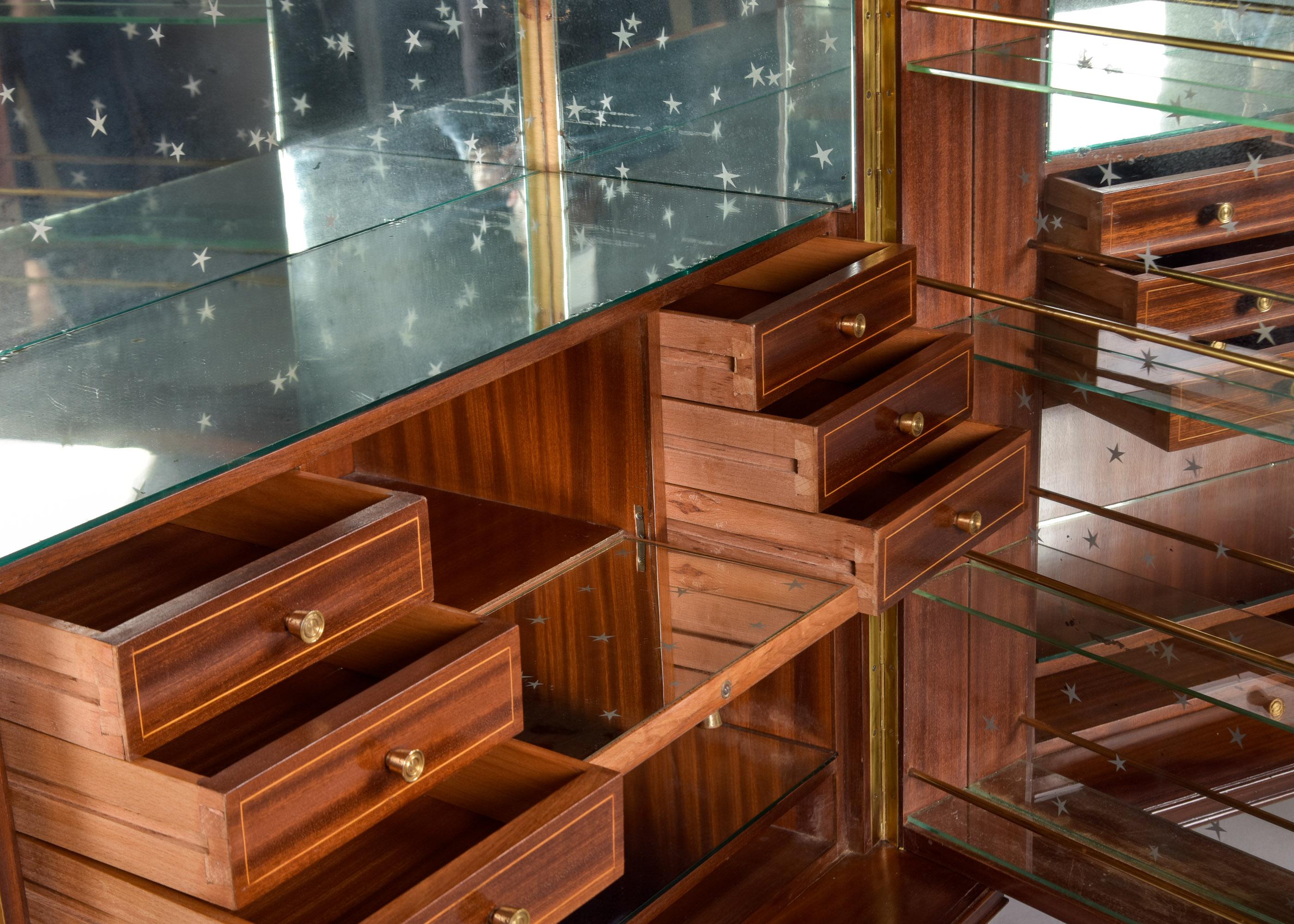 Hoher italienischer Barschrank aus der Mitte des Jahrhunderts mit Einsätzen aus gelbem Murano-Glas im Angebot 2