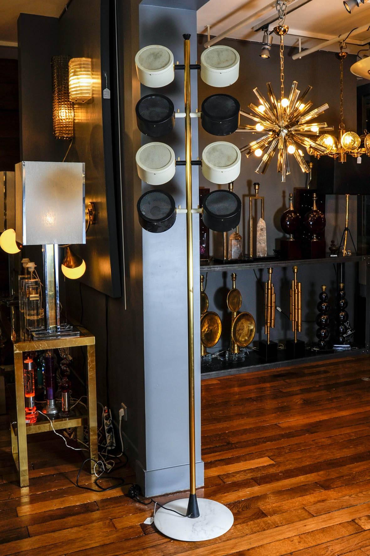 Hohe Stehlampe mit sechs Lichtern aus Marmor, Messing, Metall und Plexiglas, Mitte des Jahrhunderts (Italienisch) im Angebot